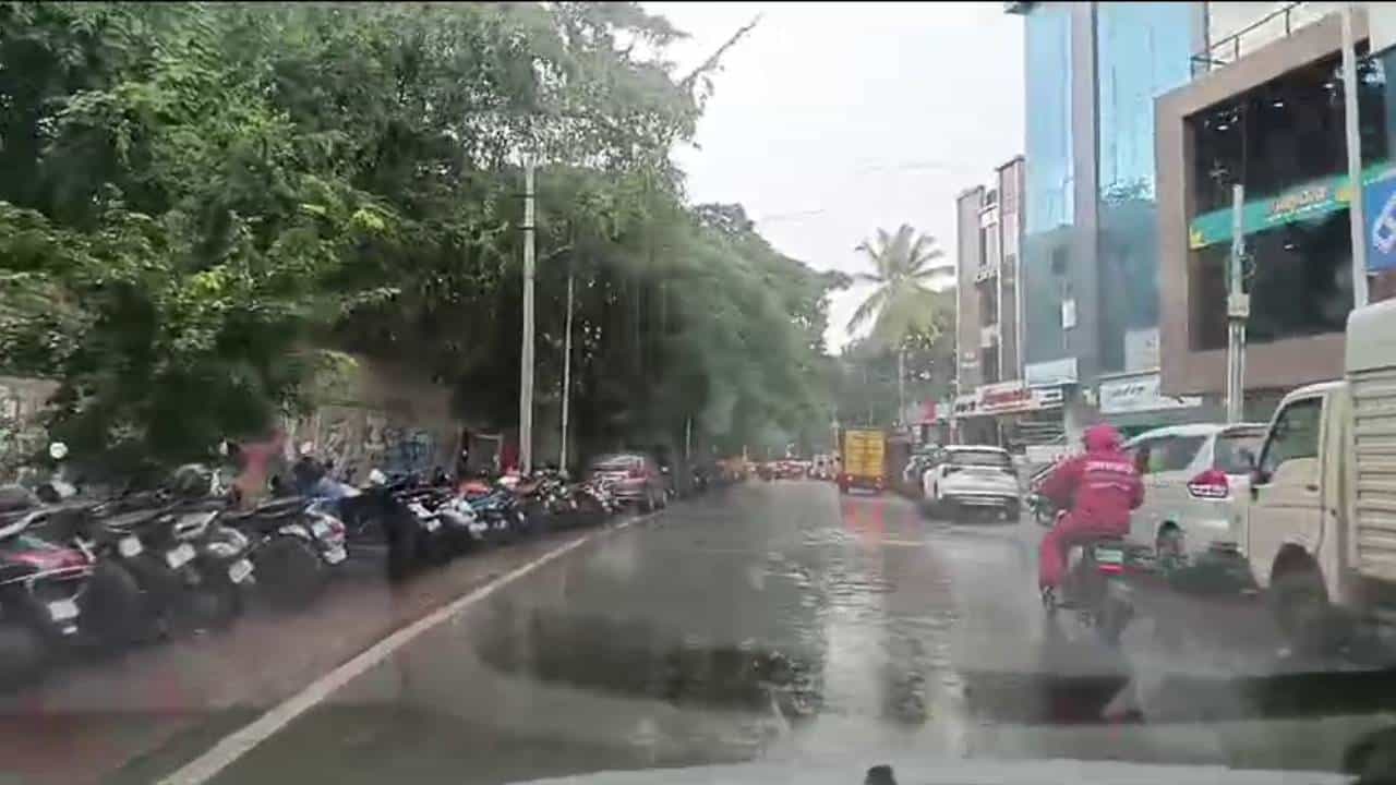 ಬೆಂಗಳೂರಿನಲ್ಲಿ ವರುಣನ ಅಬ್ಬರ: ದಿಢೀರ್ ಮಳೆಯಿಂದ ವಾಹನ ಸವಾರರು ಪರದಾಟ ಬೆಂಗಳೂರಿನಲ್ಲಿ ವರುಣನ ಅಬ್ಬರ: ದಿಢೀರ್ ಮಳೆಯಿಂದ ವಾಹನ ಸವಾರರು ಪರದಾಟ