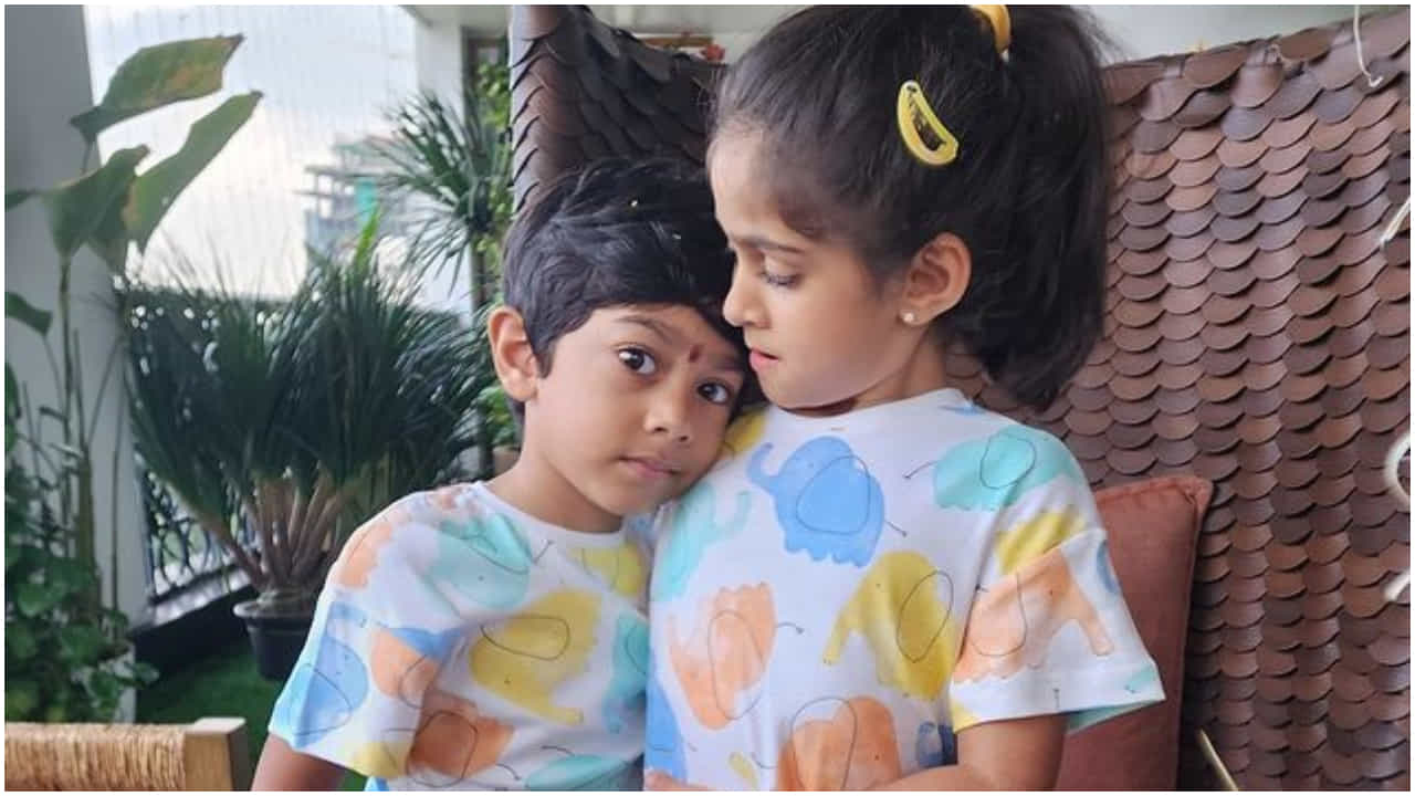 ನಟಿ ರಾಧಿಕಾ ಪಂಡಿತ್ ಅವರು ಅಭಿಮಾನಿಗಳಿಗೆ ರಕ್ಷಾ ಬಂಧನ ಹಬ್ಬದ ಶುಭಾಶಯ ತಿಳಿಸಿದ್ದಾರೆ. ತಮ್ಮ ಮನೆಯಲ್ಲಿ ಈ ವರ್ಷ ರಾಖಿ ಹಬ್ಬದ ಸೆಲೆಬ್ರೇಷನ್ ಹೇಗಿತ್ತು ಎಂಬುದನ್ನು ತಿಳಿಸಲು ಅವರು ಈ ಫೋಟೋಗಳನ್ನು ಹಂಚಿಕೊಂಡಿದ್ದಾರೆ.