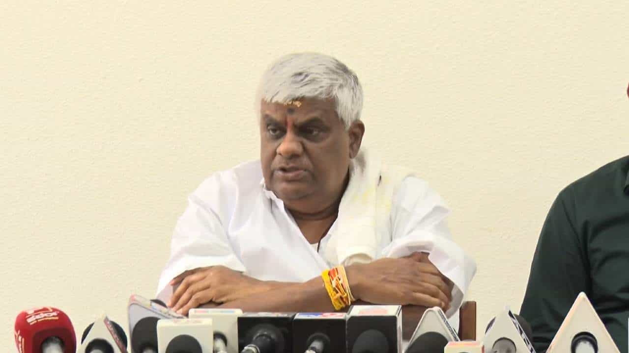 ದೇವೇಗೌಡರ ಕುಟುಂಬದ ವಿರುದ್ಧ ವೈರತ್ವ ಇಟ್ಕೊಂಡು ಅಭಿವೃದ್ಧಿ ಕೊಲ್ಲಬೇಡಿ: ಕಾಂಗ್ರೆಸ್ಗೆ ರೇವಣ್ಣ ಎಚ್ಚರಿಕೆ ದೇವೇಗೌಡರ ಕುಟುಂಬದ ವಿರುದ್ಧ ವೈರತ್ವ ಇಟ್ಕೊಂಡು ಅಭಿವೃದ್ಧಿ ಕೊಲ್ಲಬೇಡಿ: ಕಾಂಗ್ರೆಸ್ಗೆ ರೇವಣ್ಣ ಎಚ್ಚರಿಕೆ