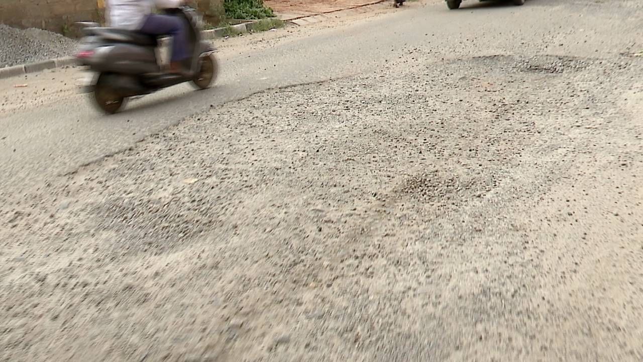 ರಾಜಧಾನಿ ಬೆಂಗಳೂರು ರಸ್ತೆಗಳಲ್ಲಿ ಗುಂಡಿ ಗಂಡಾಂತರ: ಎಚ್ಚರ ತಪ್ಪಿದ್ರೆ ಅಪಾಯ ಗ್ಯಾರಂಟಿ ರಾಜಧಾನಿ ಬೆಂಗಳೂರು ರಸ್ತೆಗಳಲ್ಲಿ ಗುಂಡಿ ಗಂಡಾಂತರ: ಎಚ್ಚರ ತಪ್ಪಿದ್ರೆ ಅಪಾಯ ಗ್ಯಾರಂಟಿ