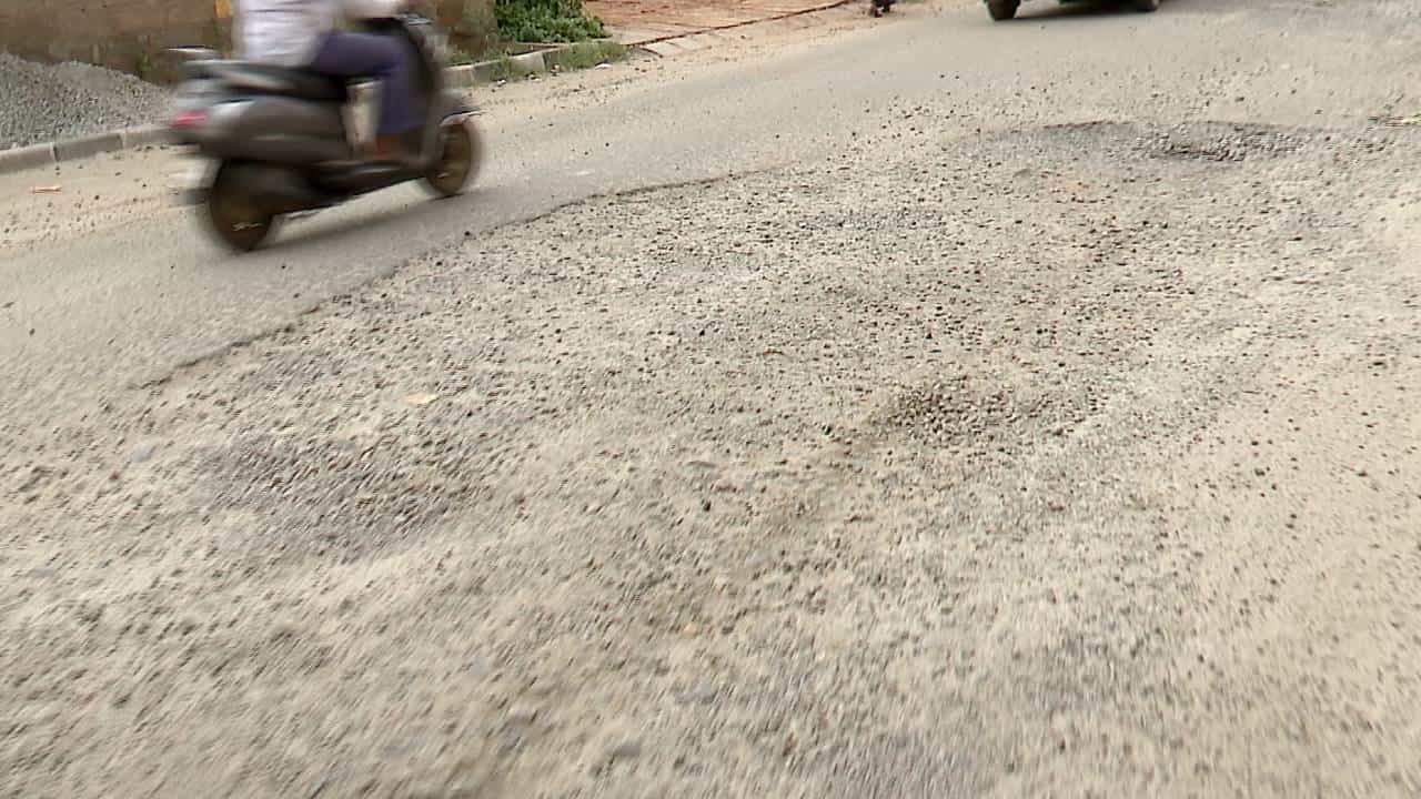ರಾಜಧಾನಿ ಬೆಂಗಳೂರು ರಸ್ತೆಗಳಲ್ಲಿ ಗುಂಡಿ ಗಂಡಾಂತರ: ಎಚ್ಚರ ತಪ್ಪಿದ್ರೆ ಅಪಾಯ ಗ್ಯಾರಂಟಿ ರಾಜಧಾನಿ ಬೆಂಗಳೂರು ರಸ್ತೆಗಳಲ್ಲಿ ಗುಂಡಿ ಗಂಡಾಂತರ: ಎಚ್ಚರ ತಪ್ಪಿದ್ರೆ ಅಪಾಯ ಗ್ಯಾರಂಟಿ