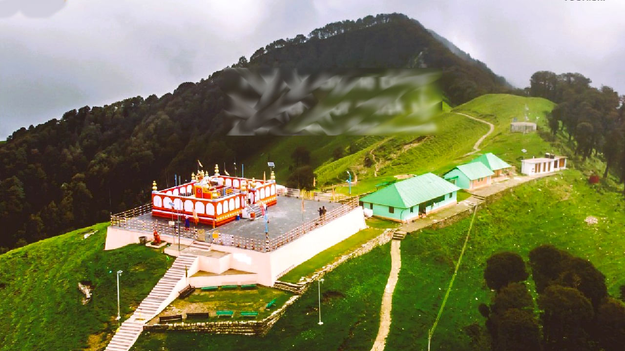 Shikari Devi temple in Himachal Pradesh: ಪಾಂಡವರು ತಪಸ್ಸು ಮಾಡಿದರು
ಮಾರ್ಕಂಡೇಯ ಋಷಿಯ ನಂತರ ಪಾಂಡವರು ವನವಾಸದ ಸಮಯದಲ್ಲಿ ಇಲ್ಲಿ ತಪಸ್ಸು ಮಾಡಿದರು. ಪಾಂಡವರ ತಪಸ್ಸಿಗೆ ಪ್ರಸನ್ನಳಾದ ದುರ್ಗಾ ಮಾತೆ ಪ್ರತ್ಯಕ್ಷಳಾಗಿ ಪಾಂಡವರಿಗೆ ಯುದ್ಧದಲ್ಲಿ ಜಯವಾಗುವಂತೆ ಅನುಗ್ರಹಿಸಿದಳು. ಅದೇ ಸಮಯದಲ್ಲಿ, ಪಾಂಡವರು ದೇವಾಲಯವನ್ನು ನಿರ್ಮಿಸಿದರು, ಆದರೆ ಕಾರಣಾಂತರಗಳಿಂದ ಈ ದೇವಾಲಯದ ನಿರ್ಮಾಣವನ್ನು ಪೂರ್ಣಗೊಳಿಸಲು ಸಾಧ್ಯವಾಗಲಿಲ್ಲ ಮತ್ತು ಇಲ್ಲಿ ತಾಯಿಯ ಕಲ್ಲಿನ ವಿಗ್ರಹವನ್ನು ಪ್ರತಿಷ್ಠಾಪಿಸಿ ಪಾಂಡವರು ಹಾಗೆಯೇ ಹೊರಟುಹೋದರು ಎಂಬ ಐತಿಹ್ಯವೂ ಇದೆ.
 