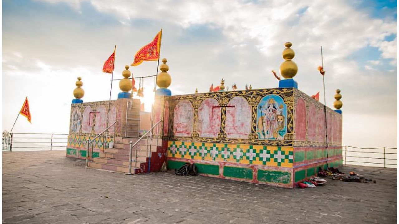 Roofless Shikari Devi temple in Himachal Pradesh: ಎಲ್ಲಿದೆ ಈ ದೇವಾಲಯ?
ದೇವಭೂಮಿ ಹಿಮಾಚಲದ ಅನೇಕ ದೇವಾಲಯಗಳು ಇನ್ನೂ ಅನೇಕ ರಹಸ್ಯಗಳಿಂದ ತುಂಬಿವೆ. ಇಲ್ಲಿಯವರೆಗೆ ಯಾರಿಗೂ ಬಿಡಿಸಲು ಸಾಧ್ಯವಾಗದ ರಹಸ್ಯಗಳು ಇಲ್ಲಿದೆ. ಅಂತಹ ಒಂದು ಧಾರ್ಮಿಕ ಸ್ಥಳವು ಮಂಡಿ ಜಿಲ್ಲೆಯಲ್ಲಿದೆ. ಜಂಜೇಹಲಿಯಿಂದ 16 ಕಿಲೋಮೀಟರ್ ದೂರದಲ್ಲಿರುವ ಶಿಕಾರಿ ದೇವಿ ದೇವಸ್ಥಾನವು ಅಂತಹ ಒಂದು ದೇವಾಲಯವಾಗಿದೆ. 