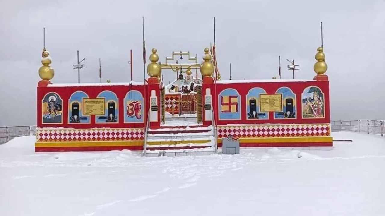 Shikari Devi temple in Himachal Pradesh: 64 ಯೋಗಿನಿಯರು ಇದ್ದಾರೆ
ಛಾವಣಿಯಿಲ್ಲದ ಈ ದೇವಾಲಯದಲ್ಲಿ 64 ಯೋಗಿನಿಯರು ಒಟ್ಟಿಗೆ ಕುಳಿತಿದ್ದಾರೆ. ಆದ್ದರಿಂದ ಶಿಕಾರಿ ಮಾತೆಯನ್ನು ‘ಯೋಗಿನಿ ಮಾತಾ’ ಎಂದೂ ಕರೆಯುತ್ತಾರೆ. ನವದುರ್ಗಾ ದೇವಿ, ಚಾಮುಂಡಾ, ಕಾಮರುನಾಗ್ ಮಂದಿರ ಮತ್ತು ಪರಶುರಾಮನ ವಿಗ್ರಹಗಳನ್ನು ಸಹ ಇಲ್ಲಿ ಸ್ಥಾಪಿಸಲಾಗಿದೆ.