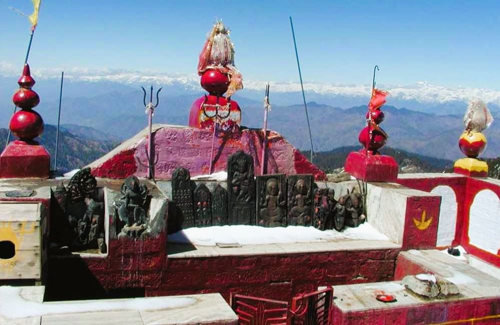 Shikari Devi temple in Himachal Pradesh: ಛಾವಣಿ ಎಂದಿಗೂ ಉಳಿಯುವುದಿಲ್ಲ
ಈ ಪುರಾತನ ದೇವಾಲಯಕ್ಕೆ ಮೇಲ್ಛಾವಣಿ ಇಲ್ಲದಿರುವುದೇ ಒಂದು ದೊಡ್ಡ ರಹಸ್ಯವಾಗಿಯೇ ಉಳಿದಿದೆ. ಈ ದೇವಾಲಯದ ಮೇಲ್ಛಾವಣಿ ನಿರ್ಮಿಸುವ ಕಾರ್ಯವು ಹಲವಾರು ಬಾರಿ ಪ್ರಾರಂಭವಾಯಿತು ಎಂದು ಹೇಳಲಾಗುತ್ತದೆ. ಆದರೆ ಈ ದೇವಾಲಯದ ಮೇಲ್ಛಾವಣಿಯನ್ನು ನಿರ್ಮಿಸುವ ಪ್ರಯತ್ನಗಳು ಸದಾ ವಿಫಲವಾದವು.
