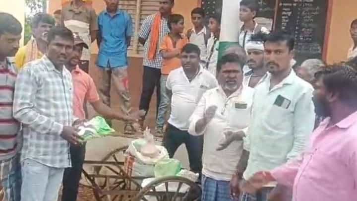 ಮಕ್ಕಳಿಗೆ ನೀಡಬೇಕಿದ್ದ ಪೌಷ್ಟಿಕ ಆಹಾರ ಕದ್ದು ಸಾಗಾಟ: ರೆಡ್ ಹ್ಯಾಂಡ್ ಆಗಿ ಹಿಡಿದ ಗ್ರಾಮಸ್ಥರು ಮಕ್ಕಳಿಗೆ ನೀಡಬೇಕಿದ್ದ ಪೌಷ್ಟಿಕ ಆಹಾರ ಕದ್ದು ಸಾಗಾಟ: ರೆಡ್ ಹ್ಯಾಂಡ್ ಆಗಿ ಹಿಡಿದ ಗ್ರಾಮಸ್ಥರು