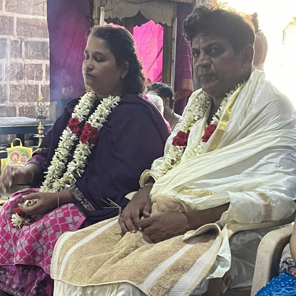 ನಟ ಶಿವರಾಜ್ ಕುಮಾರ್ ಮತ್ತು ಗೀತಾ ಶಿವರಾಜ್ಕುಮಾರ್ ಅವರು ತಮ್ಮ ಷಷ್ಠಿ ಪೂರ್ತಿ ಆಚರಣೆ ಮಾಡಿಕೊಂಡಿದ್ದಾರೆ. ಅದೂ ಬಾಲ್ಯದ ಗೆಳೆಯರ ಜೊತೆಗೆ.