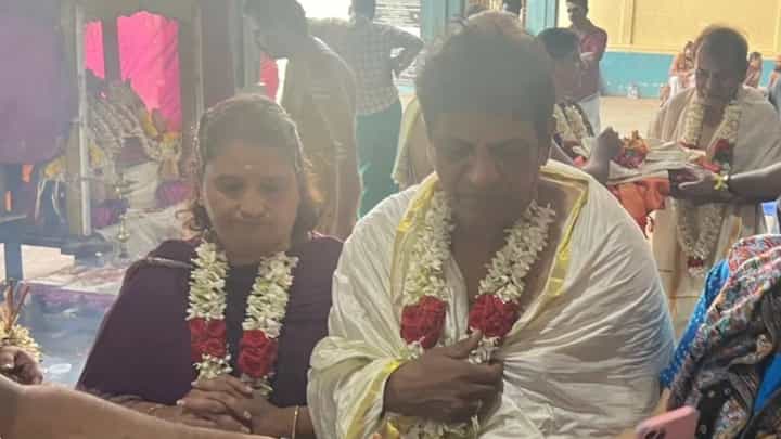 ಮಕ್ಕಳ ಮುಂದೆ ಪತ್ನಿ ಗೀತಾರ ಕೊರಳಿಗೆ ಮಾಂಗಲ್ಯ ಧಾರಣೆ ಮಾಡಿದ ಶಿವಣ್ಣ ಮಕ್ಕಳ ಮುಂದೆ ಪತ್ನಿ ಗೀತಾರ ಕೊರಳಿಗೆ ಮಾಂಗಲ್ಯ ಧಾರಣೆ ಮಾಡಿದ ಶಿವಣ್ಣ