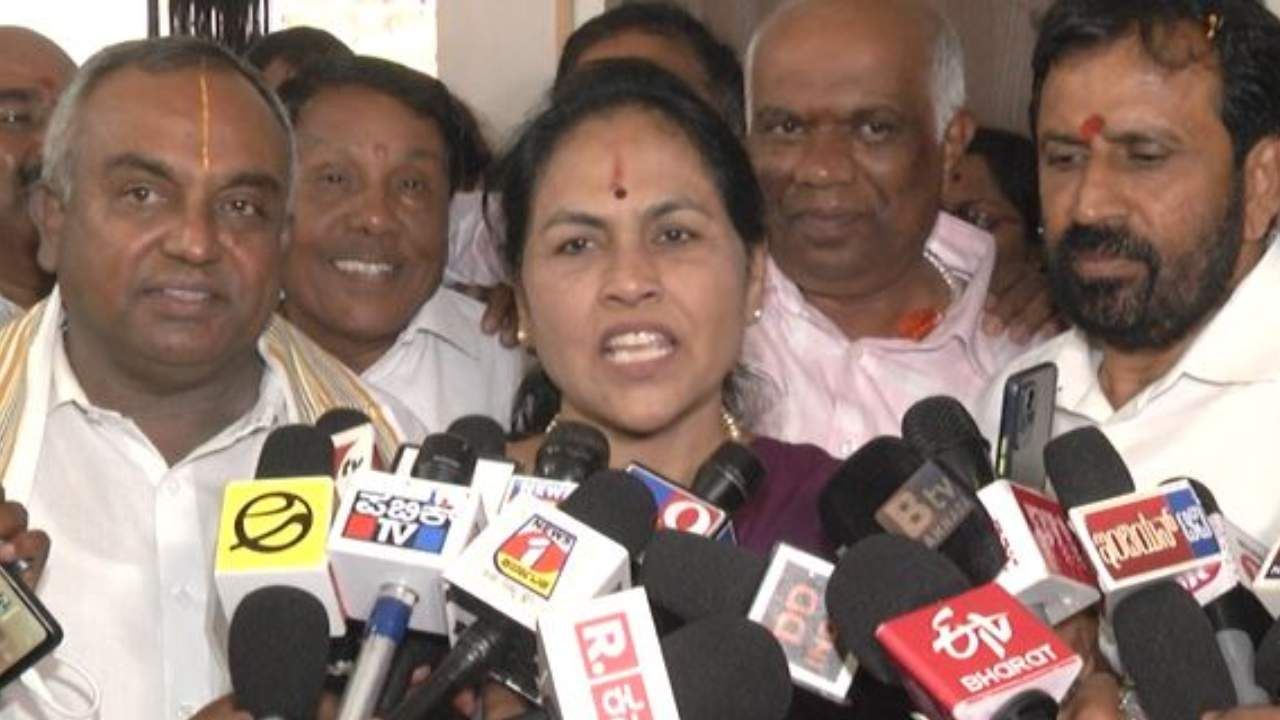 ಬಿ ನಾಗೇಂದ್ರ ಸಣ್ಣ ಮೀನು: ಸಿದ್ದರಾಮಯ್ಯ, ಡಿಕೆ ಶಿವಕುಮಾರ್ ತಿಮಿಂಗಿಲು ಎಂದ ಶೋಭಾ ಕರಂದ್ಲಾಜೆ ಬಿ ನಾಗೇಂದ್ರ ಸಣ್ಣ ಮೀನು: ಸಿದ್ದರಾಮಯ್ಯ, ಡಿಕೆ ಶಿವಕುಮಾರ್ ತಿಮಿಂಗಿಲು ಎಂದ ಶೋಭಾ ಕರಂದ್ಲಾಜೆ