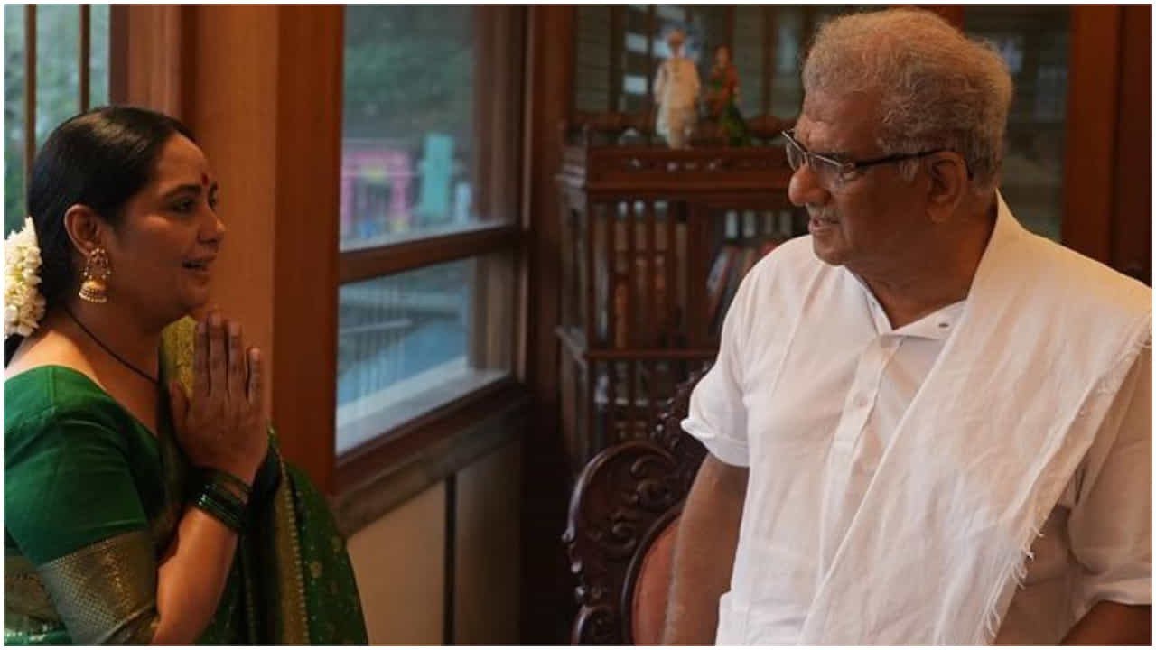 ಹಿರಿಯ ಕಲಾವಿದೆ ಶ್ರುತಿ ಅವರು ಸಡಗರದಿಂದ ರಕ್ಷಾ ಬಂಧನ ಹಬ್ಬ ಆಚರಿಸಿದ್ದಾರೆ. ಈ ವರ್ಷದ ರಾಖಿ ಹಬ್ಬ ಅವರ ಪಾಲಿಗೆ ವಿಶೇಷವಾಗಿತ್ತು. ಯಾಕೆಂದರೆ, ಧರ್ಮಸ್ಥಳಕ್ಕೆ ತೆರಳಿ ಅವರು ರಕ್ಷಾ ಬಂಧನ ಸೆಲೆಬ್ರೇಟ್ ಮಾಡಿದ್ದಾರೆ.