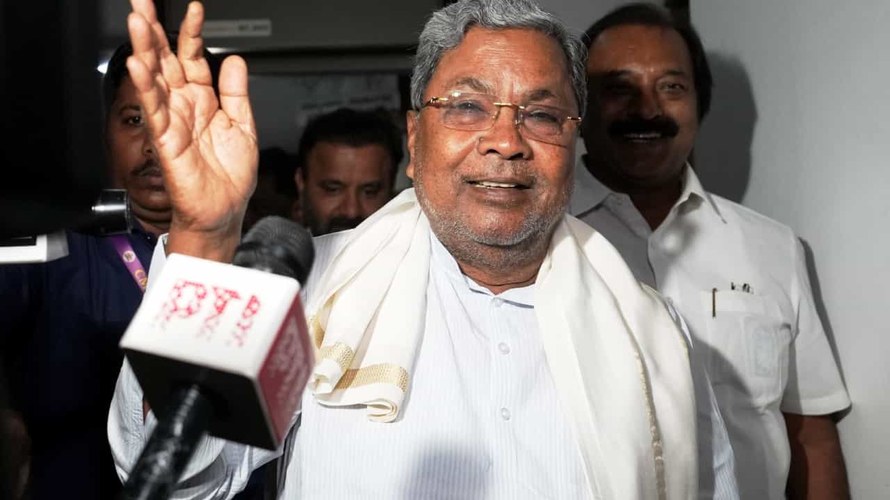 ರಾಜ್ಯಪಾಲರ ಪ್ರಾಸಿಕ್ಯೂಷನ್ಗೆ ತಿರುಗೇಟು ನೀಡಲು ಸಿಎಂ ಸಿದ್ದರಾಮಯ್ಯ ಮಾಸ್ಟರ್ ಪ್ಲಾನ್ ರಾಜ್ಯಪಾಲರ ಪ್ರಾಸಿಕ್ಯೂಷನ್ಗೆ ತಿರುಗೇಟು ನೀಡಲು ಸಿಎಂ ಸಿದ್ದರಾಮಯ್ಯ ಮಾಸ್ಟರ್ ಪ್ಲಾನ್
