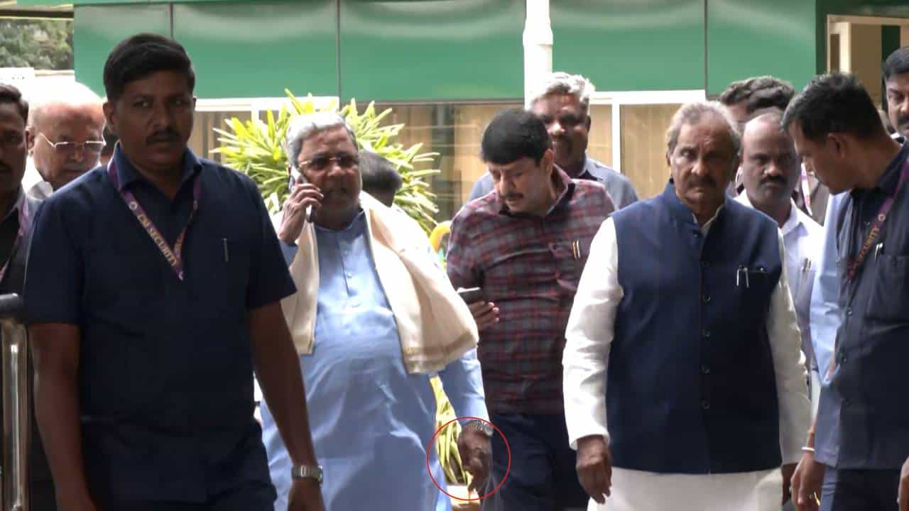 ವಿಧಾನಸೌಧದಲ್ಲಿ ಸಿಎಂ ಸಿದ್ದರಾಮಯ್ಯ ಕೈ ಬೆರಳಿಗೆ ಗಾಯ ವಿಧಾನಸೌಧದಲ್ಲಿ ಸಿಎಂ ಸಿದ್ದರಾಮಯ್ಯ ಕೈ ಬೆರಳಿಗೆ ಗಾಯ