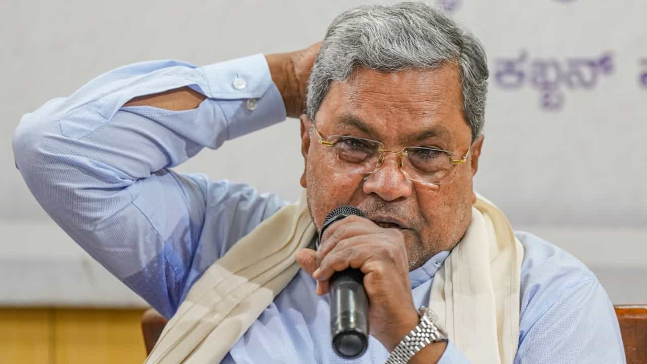 ಮುಡಾ ಹಗರಣದಲ್ಲಿ ಪ್ರಾಸಿಕ್ಯೂಷನ್: ಸಿಎಂ ಸಿದ್ದರಾಮಯ್ಯ ಮುಂದಿರುವ ಆಯ್ಕೆಗಳೇನು? ಮುಡಾ ಹಗರಣದಲ್ಲಿ ಪ್ರಾಸಿಕ್ಯೂಷನ್: ಸಿಎಂ ಸಿದ್ದರಾಮಯ್ಯ ಮುಂದಿರುವ ಆಯ್ಕೆಗಳೇನು?