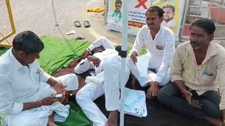 ಪ್ರಾಸಿಕ್ಯೂಷನ್ಗೆ ಅನುಮತಿ: ಉಪವಾಸ ಸತ್ಯಾಗ್ರಹ ನಿರತ ಸಿದ್ದರಾಮಯ್ಯ ಅಭಿಮಾನಿ ಅಸ್ವಸ್ಥ ಪ್ರಾಸಿಕ್ಯೂಷನ್ಗೆ ಅನುಮತಿ: ಉಪವಾಸ ಸತ್ಯಾಗ್ರಹ ನಿರತ ಸಿದ್ದರಾಮಯ್ಯ ಅಭಿಮಾನಿ ಅಸ್ವಸ್ಥ