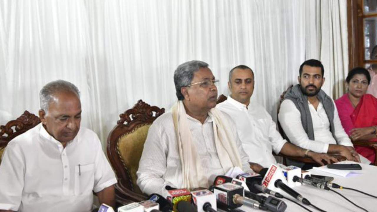 ಗೃಹಲಕ್ಷ್ಮೀ ಹಣ, ಮುಡಾ ಹಗರಣ: ರಾಜ್ಯಪಾಲರ ಶೋಕಾಸ್ ನೋಟಿಸ್ ಬಗ್ಗೆ ಸ್ಪಷ್ಟನೆ ನೀಡಿದ ಸಿದ್ದರಾಮಯ್ಯ ಗೃಹಲಕ್ಷ್ಮೀ ಹಣ, ಮುಡಾ ಹಗರಣ: ರಾಜ್ಯಪಾಲರ ಶೋಕಾಸ್ ನೋಟಿಸ್ ಬಗ್ಗೆ ಸ್ಪಷ್ಟನೆ ನೀಡಿದ ಸಿದ್ದರಾಮಯ್ಯ