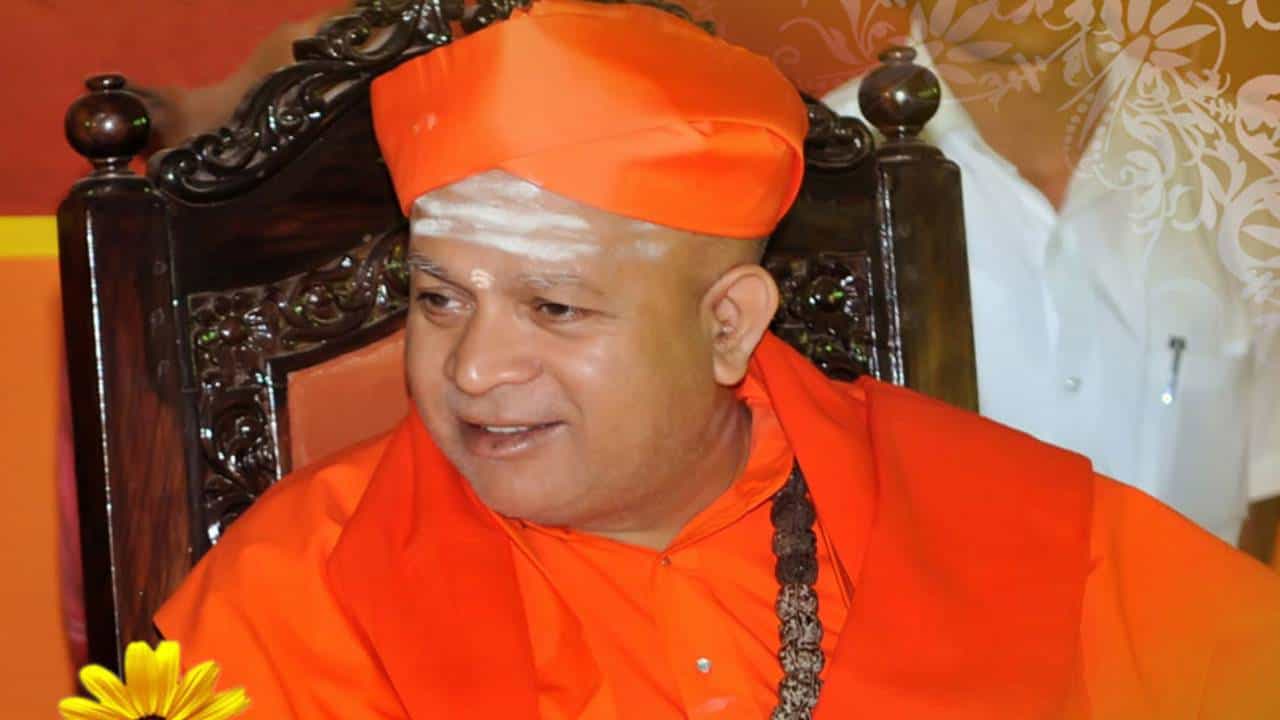 ಚಿತ್ರದುರ್ಗ: ಸಿರಿಗೆರೆ ಶ್ರೀಗಳ ಪೀಠ ತ್ಯಾಗಕ್ಕೆ ಭಕ್ತರ ಒತ್ತಾಯ, ಏನಿದು ವಿವಾದ? ಇಲ್ಲಿದೆ ಸಂಪೂರ್ಣ ಮಾಹಿತಿ ಚಿತ್ರದುರ್ಗ: ಸಿರಿಗೆರೆ ಶ್ರೀಗಳ ಪೀಠ ತ್ಯಾಗಕ್ಕೆ ಭಕ್ತರ ಒತ್ತಾಯ, ಏನಿದು ವಿವಾದ? ಇಲ್ಲಿದೆ ಸಂಪೂರ್ಣ ಮಾಹಿತಿ