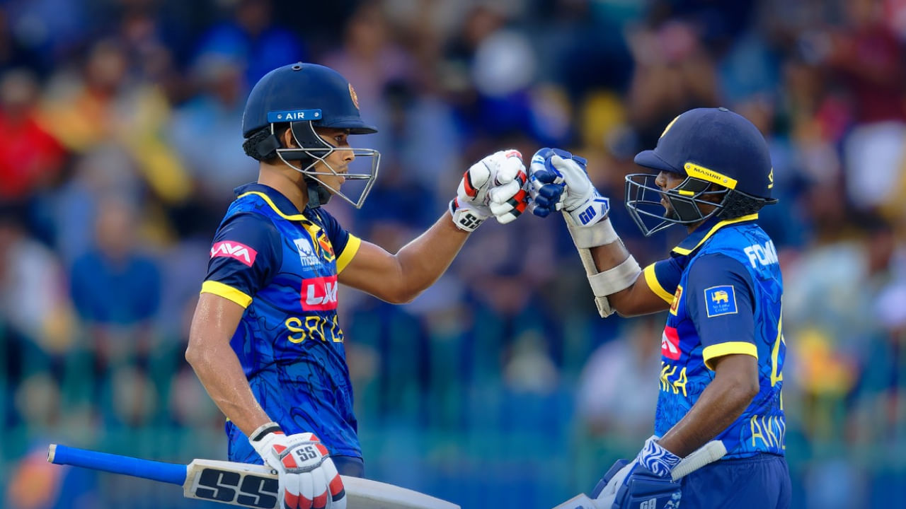 ಭಾರತ ಮತ್ತು ಶ್ರೀಲಂಕಾ ನಡುವೆ ಮೂರು ಪಂದ್ಯಗಳ ಏಕದಿನ ಸರಣಿ ಆರಂಭವಾಗಿದೆ. ಕೊಲಂಬೊದ ಆರ್ ಪ್ರೇಮದಾಸ ಕ್ರಿಕೆಟ್ ಸ್ಟೇಡಿಯಂನಲ್ಲಿ ಮೊದಲ ಏಕದಿನ ಪಂದ್ಯ ನಡೆಯುತ್ತಿದೆ. ಪಂದ್ಯದಲ್ಲಿ ಆತಿಥೇಯ ಶ್ರೀಲಂಕಾ ತಂಡ ಟಾಸ್ ಗೆದ್ದು ಮೊದಲು ಬ್ಯಾಟಿಂಗ್ ಮಾಡಿ ನಿಗದಿತ 50 ಓವರ್ಗಳಲ್ಲಿ 8 ವಿಕೆಟ್ ನಷ್ಟಕ್ಕೆ 230 ರನ್ ಕಲೆಹಾಕಿತು.