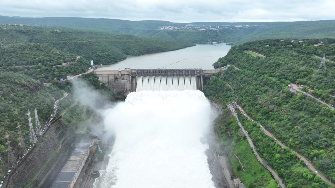 Srisailam Dam: ಹಸಿರು ಬೆಟ್ಟಗಳ ನಡುವೆ ಭೋರ್ಗರೆವ ಶ್ರೀಶೈಲಂ ಡ್ಯಾಂ ಸೊಬಗು ನೋಡಿ!