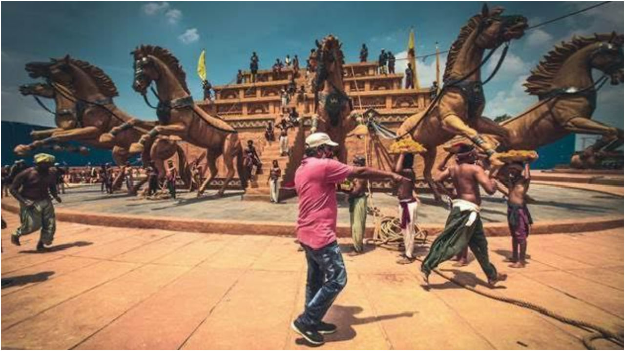 ಬೇರೆಯವರಿಗೆ ಹೋಲಿಸಿದರೆ ರಾಜಮೌಳಿ ಅವರ ಸಿನಿಮಾಗಳಲ್ಲಿ ಅದ್ದೂರಿತನ ಎದ್ದುಕಾಣುತ್ತದೆ. ಬೃಹತ್​ ಸೆಟ್​ಗಳು, ಕಣ್ಮನ ಸೆಳೆಯುವಂತಹ ಗ್ರಾಫಿಕ್ಸ್​, ವಾವ್​ ಎನಿಸುವಂತಹ ಸಾಹಸ ದೃಶ್ಯಗಳು ಇರುತ್ತವೆ. ಅವುಗಳ ಬಗ್ಗೆಯೂ ಎಸ್​.ಎಸ್​. ರಾಜಮೌಳಿ ಅವರು ಮಾತನಾಡಿದ್ದಾರೆ.