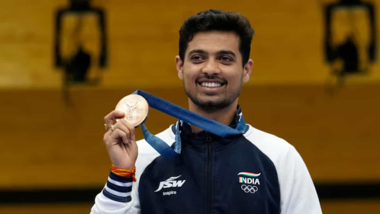 2024ರ ಪ್ಯಾರಿಸ್ ಒಲಿಂಪಿಕ್ಸ್ನಲ್ಲಿ ಭಾರತದ ಸ್ವಪ್ನಿಲ್ ಕುಸಾಲೆ ಇತಿಹಾಸ ನಿರ್ಮಿಸಿದ್ದಾರೆ. 50 ಮೀಟರ್ ರೈಫಲ್ ಈವೆಂಟ್ನಲ್ಲಿ ಕಂಚಿನ ಪದಕಕ್ಕೆ ಕೊರಳೊಡ್ಡುವ ಮೂಲಕ ಸ್ವಪ್ನಿಲ್, ಭಾರತದ ಪದಕಗಳ ಸಂಖ್ಯೆಯನ್ನು ಮೂರಕ್ಕೇರಿಸಿದ್ದಾರೆ.