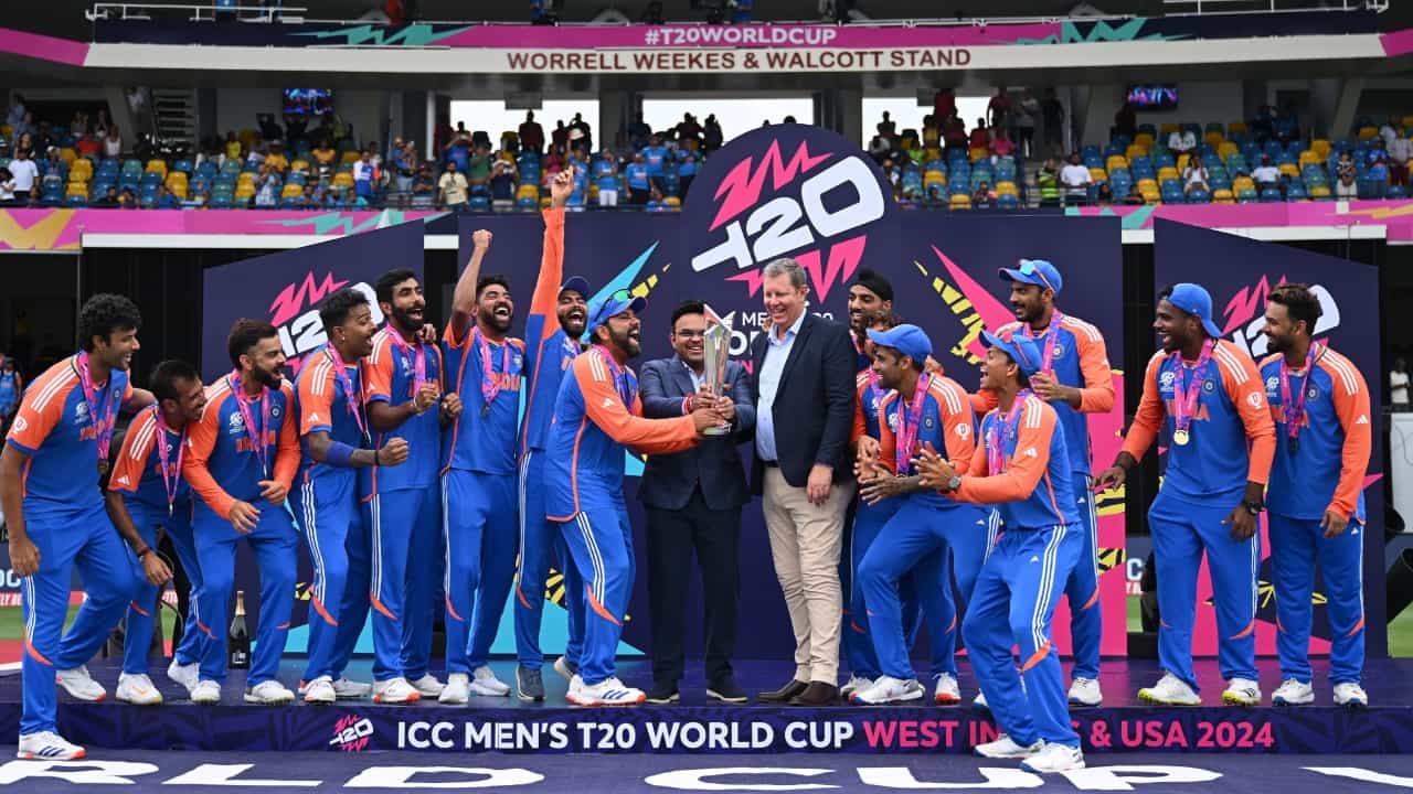 ಕಳೆದ ಜೂನ್ ತಿಂಗಳಲ್ಲಿ ನಡೆದಿದ್ದ ಟಿ20 ವಿಶ್ವಕಪ್ನಲ್ಲಿ ದಕ್ಷಿಣ ಆಫ್ರಿಕಾವನ್ನು ಮಣಿಸಿ ಬರೋಬ್ಬರಿ 17 ವರ್ಷಗಳ ಬಳಿಕ ಟಿ20 ವಿಶ್ವಕಪ್ ಎತ್ತಿಹಿಡಿದಿದ್ದ ಟೀಂ ಇಂಡಿಯಾ ಕೋಟ್ಯಾಂತರ ಭಾರತೀಯರ ಕನಸನ್ನು ನನಸು ಮಾಡಿತ್ತು. ಟೀಂ ಇಂಡಿಯಾದ ಈ ವಿಶ್ವಕಪ್ ಗೆಲುವನ್ನು ಇಂದಿಗೂ ಭಾರತದಲ್ಲಿ ಆಚರಿಸಲಾಗುತ್ತಿದೆ. ಆದರೆ ಭರ್ಜರಿ ಲಾಭ ಗಳಿಸುವ ಸಲುವಾಗಿ ಸಾವಿರಾರು ಕೋಟಿ ನೀಡಿ ಪ್ರಸಾರದ ಹಕ್ಕು ಖರೀದಿಸಿದ್ದ ಡಿಸ್ನಿ-ಸ್ಟಾರ್ಗೆ ಮಾತ್ರ ಊಹಿಸಲಾಗದಷ್ಟು ನಷ್ಟ ಉಂಟಾಗಿದೆ.