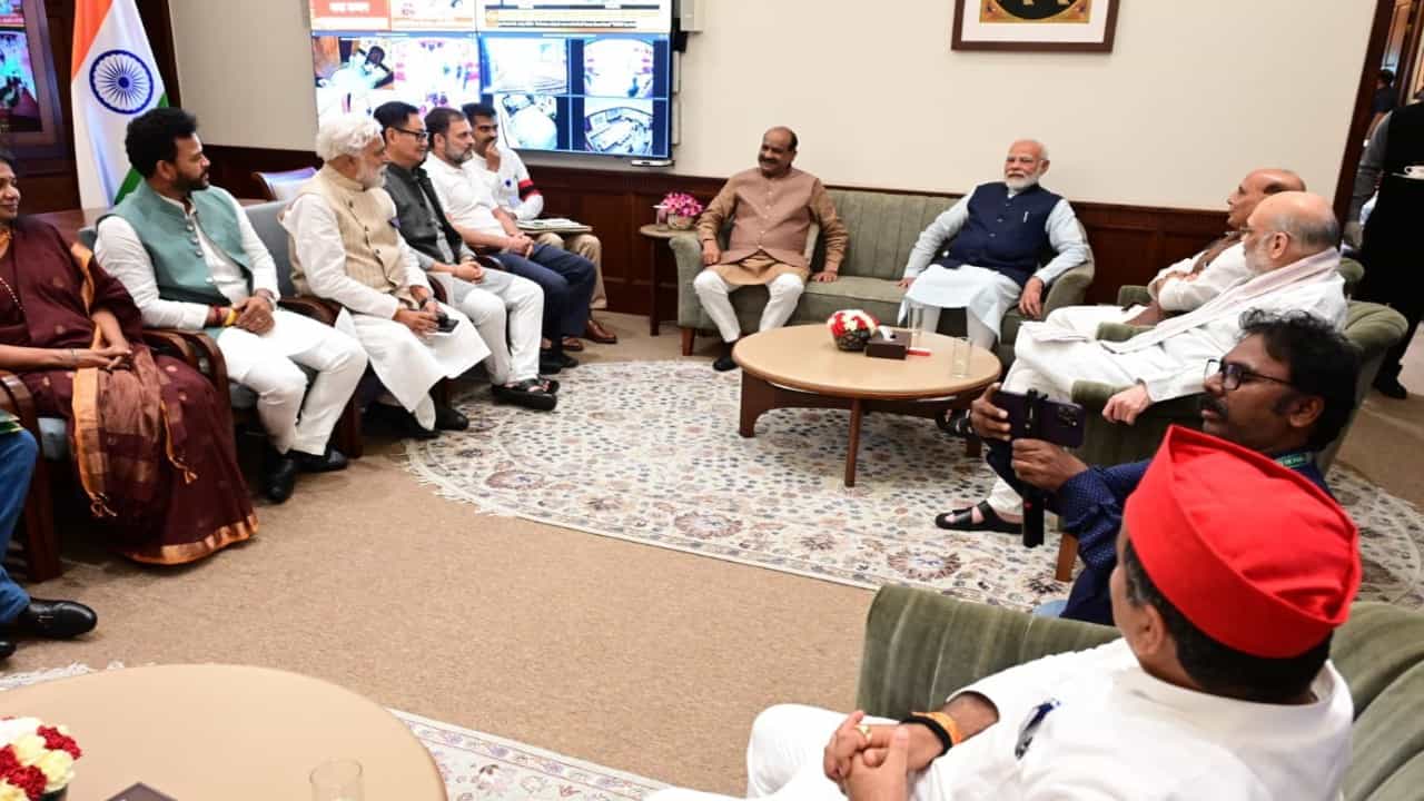 ಟೀ ಮೀಟಿಂಗ್ನಲ್ಲಿ ಪ್ರಧಾನಿ ನರೇಂದ್ರ ಮೋದಿ, ರಾಹುಲ್ ಗಾಂಧಿ ಭಾಗಿ ಟೀ ಮೀಟಿಂಗ್ನಲ್ಲಿ ಪ್ರಧಾನಿ ನರೇಂದ್ರ ಮೋದಿ, ರಾಹುಲ್ ಗಾಂಧಿ ಭಾಗಿ
