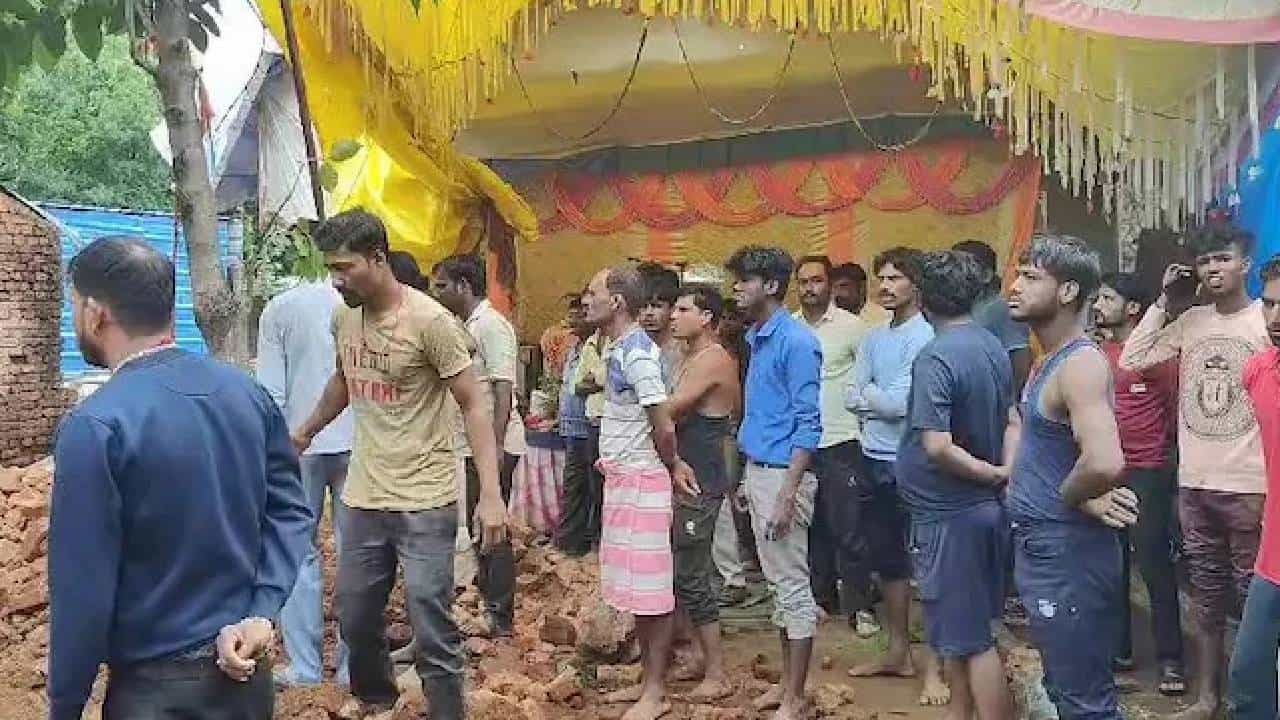 ಮಧ್ಯಪ್ರದೇಶ: ದೇವಸ್ಥಾನದ ಗೋಡೆ ಕುಸಿದು 9 ಮಕ್ಕಳು ಸಾವು ಮಧ್ಯಪ್ರದೇಶ: ದೇವಸ್ಥಾನದ ಗೋಡೆ ಕುಸಿದು 9 ಮಕ್ಕಳು ಸಾವು