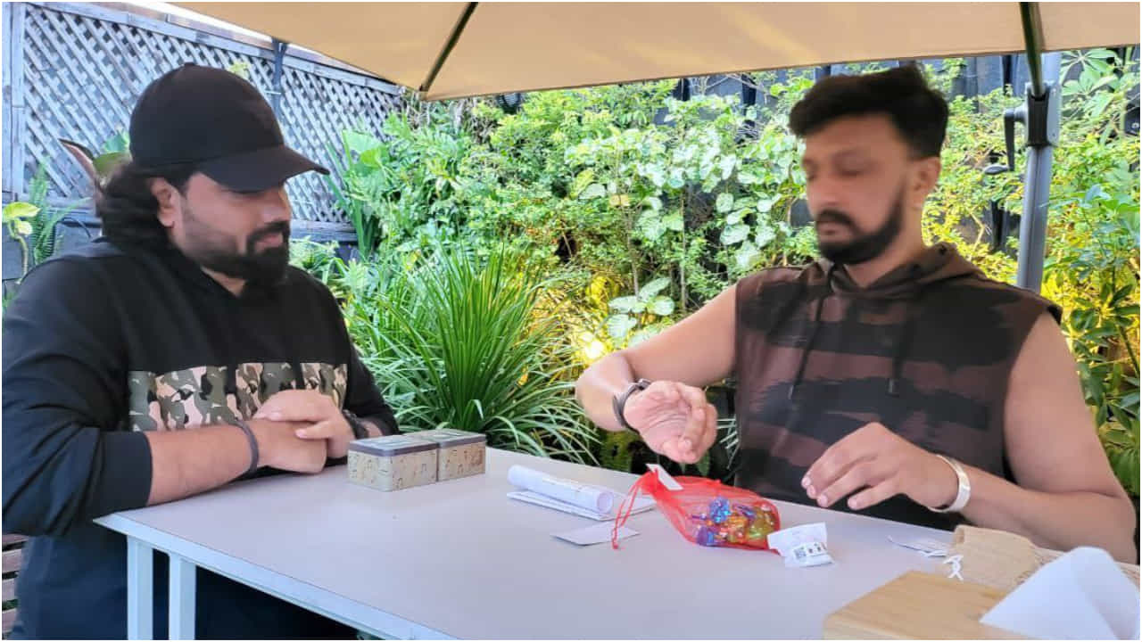 ಸ್ಯಾಂಡಲ್ವುಡ್ನಲ್ಲಿ ನಿರ್ದೇಶಕ ತರುಣ್ ಸುಧೀರ್ ಅವರು ಹಲವು ವರ್ಷಗಳಿಂದ ಸಕ್ರಿಯರಾಗಿದ್ದಾರೆ. ಹಿಟ್ ಸಿನಿಮಾಗಳನ್ನು ನೀಡಿದ ಖ್ಯಾತಿ ಅವರಿಗೆ ಇದೆ. ಕಿಚ್ಚ ಸುದೀಪ್ ಅವರನ್ನು ಭೇಟಿಯಾಗಿ ತರುಣ್ ಸುಧೀರ್ ಅವರು ಮದುವೆಯ ಆಮಂತ್ರಣ ನೀಡಿದ್ದಾರೆ.