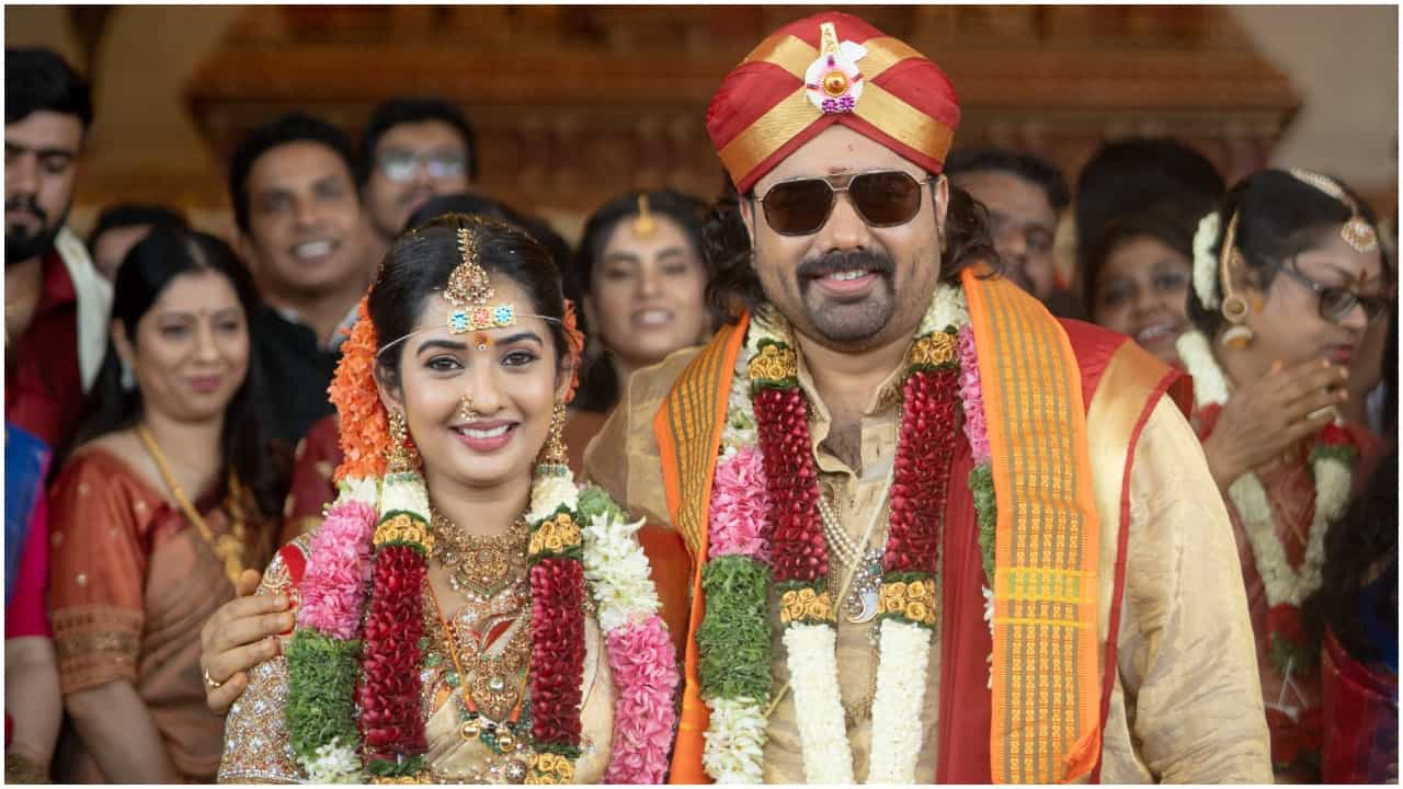 ಸ್ಯಾಂಡಲ್ವುಡ್ನಲ್ಲಿ ತರುಣ್ ಸುಧೀರ್ ಅವರು ಯಶಸ್ವಿ ನಿರ್ದೇಶಕನಾಗಿದ್ದಾರೆ. ‘ಕಾಟೇರ’ ಸಿನಿಮಾದ ಬಿಗ್ ಸಕ್ಸಸ್ ಬಳಿಕ ಅವರು ವೈವಾಹಿಕ ಜೀವನಕ್ಕೆ ಕಾಲಿಡುವ ಬಗ್ಗೆ ಆಲೋಚಿಸಿದರು. ಇಂದು (ಆಗಸ್ಟ್ 11) ನಟಿ ಸೋನಲ್ ಜೊತೆ ತರುಣ್ ಮದುವೆ ನೆರವೇರಿದೆ.