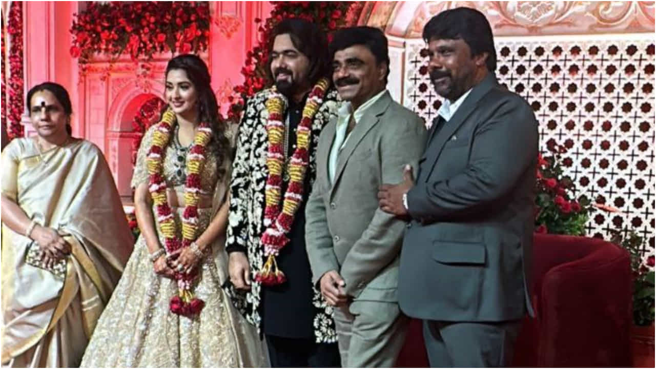 ತರುಣ್ ಅವರಿಗೆ ಭರ್ಜರಿ ಯಶಸ್ಸು ತಂದುಕೊಟ್ಟ ಸಿನಿಮಾ ‘ಕಾಟೇರ’. ಈ ಸೂಪರ್ ಹಿಟ್ ಸಿನಿಮಾವನ್ನು ನಿರ್ಮಾಣ ಮಾಡಿದ ನಿರ್ಮಾಪಕ ರಾಕ್ಲೈನ್ ವೆಂಕಟೇಶ್ ಅವರು ರಿಸೆಪ್ಷನ್ಲ್ಲಿ ಭಾಗಿ ಆಗಿದ್ದಾರೆ. ಇನ್ನೂ ಹಲವು ಗಣ್ಯರು ಆಗಮಿಸುತ್ತಿದ್ದಾರೆ.