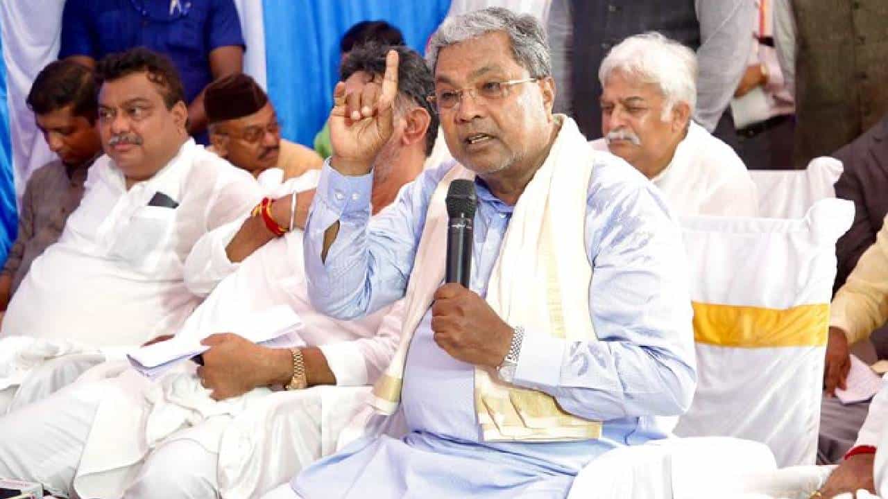 ಖರ್ಗೆ ಕುಟುಂಬದ ಟ್ರಸ್ಟ್ಗೆ ಸಿಎ ಸೈಟ್ ಮಂಜೂರು ವಿವಾದಕ್ಕೆ ಸ್ಪಷ್ಟನೆ ನೀಡಿದ ಸಿಎಂ ಖರ್ಗೆ ಕುಟುಂಬದ ಟ್ರಸ್ಟ್ಗೆ ಸಿಎ ಸೈಟ್ ಮಂಜೂರು ವಿವಾದಕ್ಕೆ ಸ್ಪಷ್ಟನೆ ನೀಡಿದ ಸಿಎಂ
