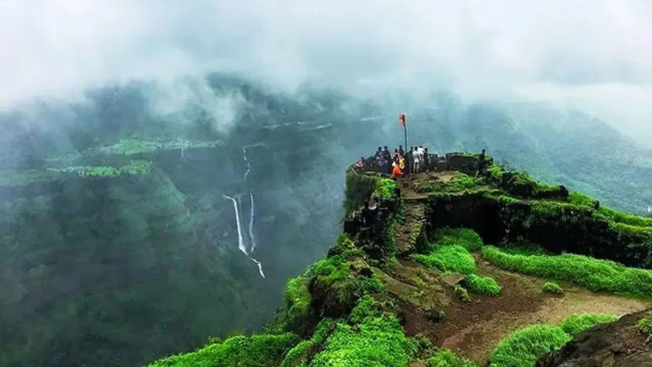 ಮಳೆಗಾಲದಲ್ಲಿ ಜ್ವರ, ನೆಗಡಿ, ಕೆಮ್ಮು ಮುಂತಾದ ಕಾಯಿಲೆಗಳಿಂದ ಸೋಂಕನ್ನು ತಪ್ಪಿಸಲು ಮಾಸ್ಕ್‌ಗಳನ್ನು ಬಳಸುವುದು ಉತ್ತಮ. ರೈಲು, ಬಸ್ಸು ಅಥವಾ ಕಾರುಗಳಲ್ಲಿ ಸಹ ಪ್ರಯಾಣಿಕರ ಸೀನುವಿಕೆಯಿಂದ ನಿಮ್ಮನ್ನು ರಕ್ಷಿಸಿಕೊಳ್ಳಲು, ಪ್ರಯಾಣ ಮಾಡುವಾಗ ಮುಖವಾಡವನ್ನು ಧರಿಸುವುದು ಒಳ್ಳೆಯದು. ನೀರು ಚೇಂಜ್ ಆದರೆ.. ಪ್ರಯಾಣ ಮಾಡುವಾಗ ಹೊಸ ನೀರು ಕುಡಿಯುವುದರಿಂದ ಸೋಂಕು ಉಂಟಾಗುತ್ತದೆ. ಮಾರ್ಗ ಮಧ್ಯೆ ಅಂಗಡಿ, ರೆಸ್ಟೋರೆಂಟ್‌ಗಳಲ್ಲಿ ನೀರು ಕುಡಿಯುವುದು ಸರಿಯಲ್ಲ. ಖನಿಜಯುಕ್ತ ನೀರಿನಂತೆ ಮುಚ್ಚಿದ ನೀರನ್ನು ಕುಡಿಯುವುದು ಉತ್ತಮ. 