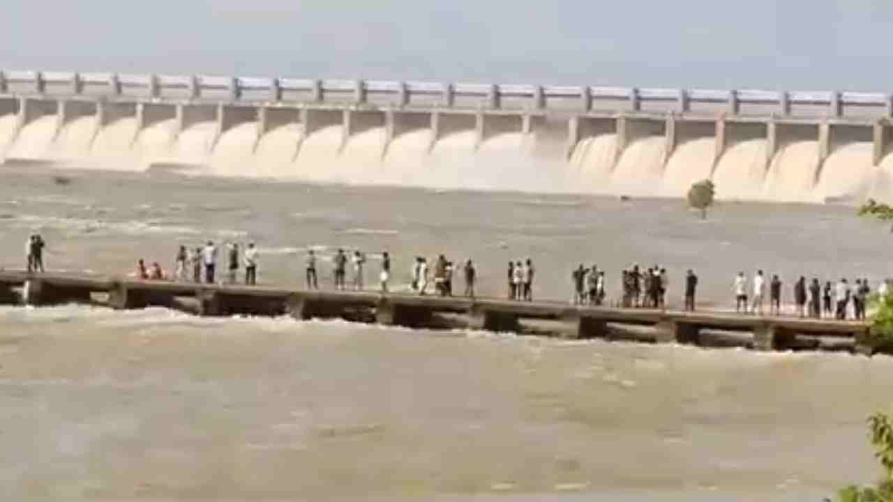 Karnataka Dam Water Level: ಈ ಎರಡು ಕಡೆ ನದಿ ಪಾತ್ರ ಜನರಿಗೆ ಪ್ರವಾಹ ಎಚ್ಚರಿಕೆ, ರಾಜ್ಯದ 14 ಜಲಾಶಯಗಳ ನೀರಿನ ಮಟ್ಟ ವಿವರ ಹೀಗಿದೆ Karnataka Dam Water Level: ಈ ಎರಡು ಕಡೆ ನದಿ ಪಾತ್ರ ಜನರಿಗೆ ಪ್ರವಾಹ ಎಚ್ಚರಿಕೆ, ರಾಜ್ಯದ 14 ಜಲಾಶಯಗಳ ನೀರಿನ ಮಟ್ಟ ವಿವರ ಹೀಗಿದೆ