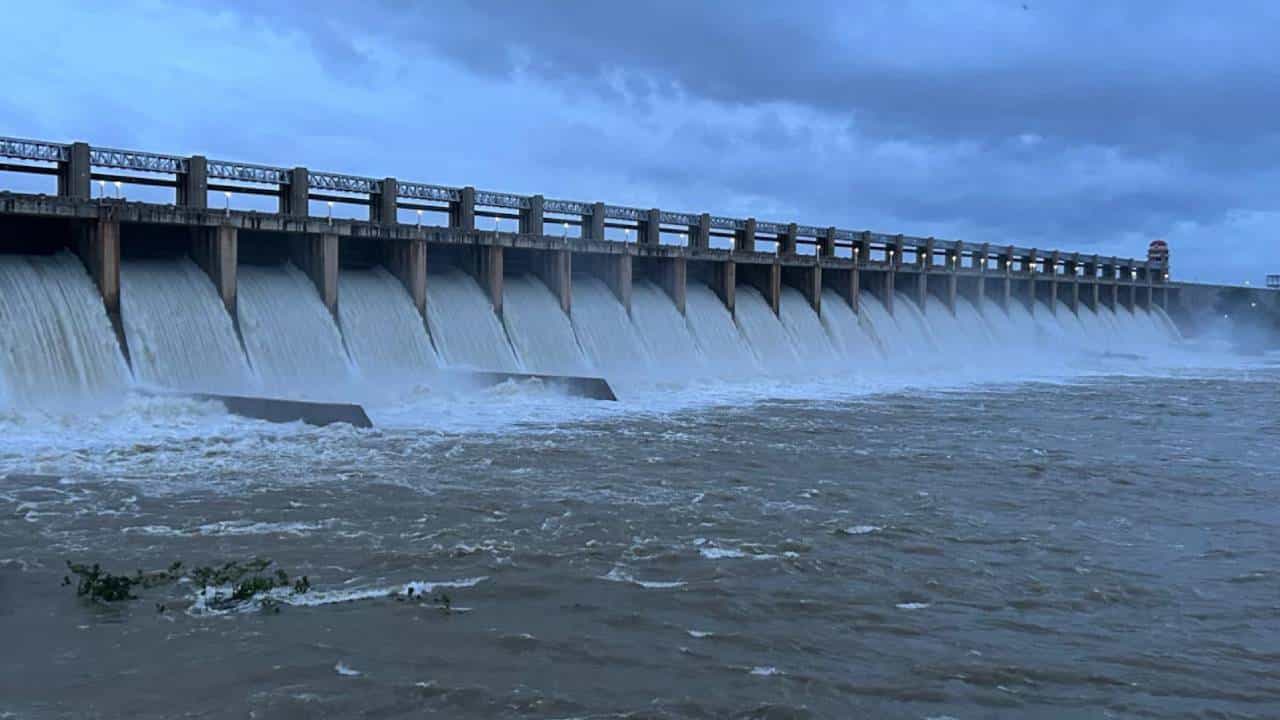 Karnataka Dam Water Level: ರಾಜ್ಯದ 14 ಪ್ರಮುಖ ಜಲಾಶಯಗಳಲ್ಲಿ ಒಟ್ಟಾರೆ 824.26 ಟಿಎಂಸಿ ನೀರು ಸಂಗ್ರಹ Karnataka Dam Water Level: ರಾಜ್ಯದ 14 ಪ್ರಮುಖ ಜಲಾಶಯಗಳಲ್ಲಿ ಒಟ್ಟಾರೆ 824.26 ಟಿಎಂಸಿ ನೀರು ಸಂಗ್ರಹ