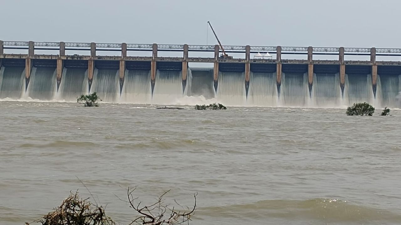 ಡ್ಯಾಮ್ ಸುರಕ್ಷತಾ ತಜ್ಞ ಕನ್ನಯ್ಯ ನಾಯ್ಡು ನೇತೃತ್ವದಲ್ಲಿ ಗೇಟ್ ಅಳವಡಿಕೆ ಕಾರ್ಯ ನಡೆಯುತ್ತಿದ್ದು, ನೂರಾರು ಕಾರ್ಮಿಕರು ಕೆಲಸದಲ್ಲಿ ನಿರತರಾಗಿದ್ದಾರೆ. ಬುಧವಾರ ಮಳೆ ಹಿನ್ನಲೆ ಗೇಟ್ ಅಳವಡಿಕೆಗೆ ಅಡ್ಡಿಯಾಗಿತ್ತು. ಇವತ್ತು ಮಳೆ ಬಿಡುವು ಕೊಟ್ಟಿದ್ದು, ಎಲ್ಲಾ ಪ್ಲೇಟ್‌ಗಳು ಬಂದ ನಂತ್ರ ಅಳವಡಿಕೆ ಶುರುವಾಗಲಿದೆ. ಈ ಬಗ್ಗೆ ಪ್ರತಿಕ್ರಿಯಿಸಿರುವ ಡ್ಯಾಮ್ ಸುರಕ್ಷತಾ ತಜ್ಞ ಕನ್ನಯ್ಯ ನಾಯ್ಡು, ನಾಳೆ ಶುಭ ಸುದ್ದಿ ಕೊಡುತ್ತೇನೆ ಎಂದಿದ್ದಾರೆ.