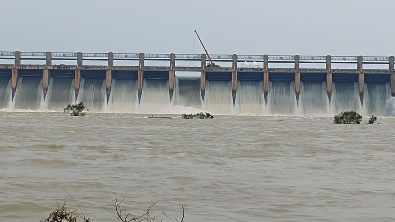 ಜಲಾಶಯದ ಮೇಲ್ಬಾಗಕ್ಕೆ ಗೇಟ್ ರವಾನಿಸಲಾಗುತ್ತಿದ್ದು, ಟ್ರಕ್‌ನಿಂದ ಪ್ಲೇಟ್‌ಗಳನ್ನು ಇಳಿಸುವಾಗ ಒಮ್ಮೆ ಬ್ಯಾಲೆನ್ಸ್ ತಪ್ಪಿತ್ತು. ಅದೃಷ್ಟವಶಾತ್ ಯಾವುದೇ ಸಮಸ್ಯೆಯಾಗಿಲ್ಲ. ನಂತರ ಕ್ರೇನ್ ಮೂಲಕ ಬೆಲ್ಟ್ ಹಾಕಿ ಕಬ್ಬಿಣ ಪೇಲ್ಟ್‌ಗಳನ್ನು ಜಲಾಶಯದ ಮೇಲ್ಭಾಗಕ್ಕೆ ಸಾಗಿಸಿದ್ದಾರೆ.