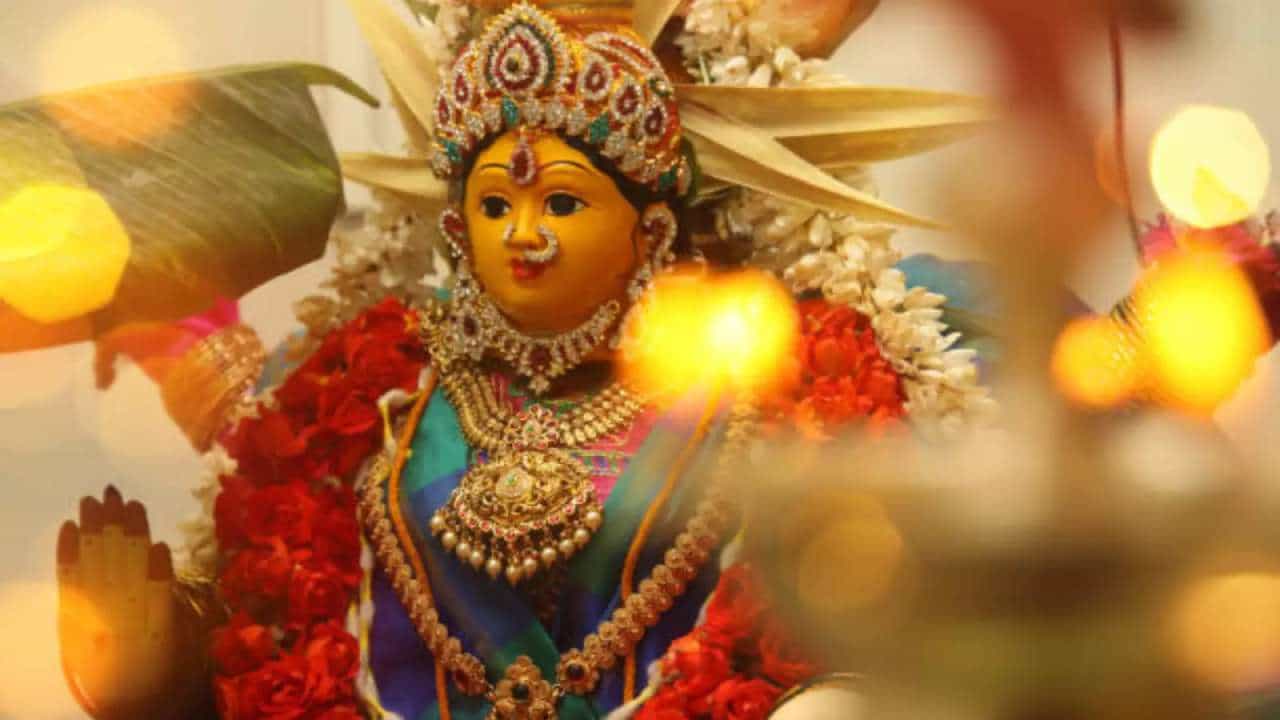 Varamahalakshmi Vrata: ವರಮಹಾಲಕ್ಷ್ಮಿ ಹಬ್ಬ; ಹೆಜ್ಜೆಯ ಮೇಲೊಂದ್ಹೆಜ್ಜೆಯನಿಕ್ಕುತ ಮಹಾಲಕ್ಷ್ಮಿ ಬರುವಳು ಮನೆಗೆ Varamahalakshmi Vrata: ವರಮಹಾಲಕ್ಷ್ಮಿ ಹಬ್ಬ; ಹೆಜ್ಜೆಯ ಮೇಲೊಂದ್ಹೆಜ್ಜೆಯನಿಕ್ಕುತ ಮಹಾಲಕ್ಷ್ಮಿ ಬರುವಳು ಮನೆಗೆ
