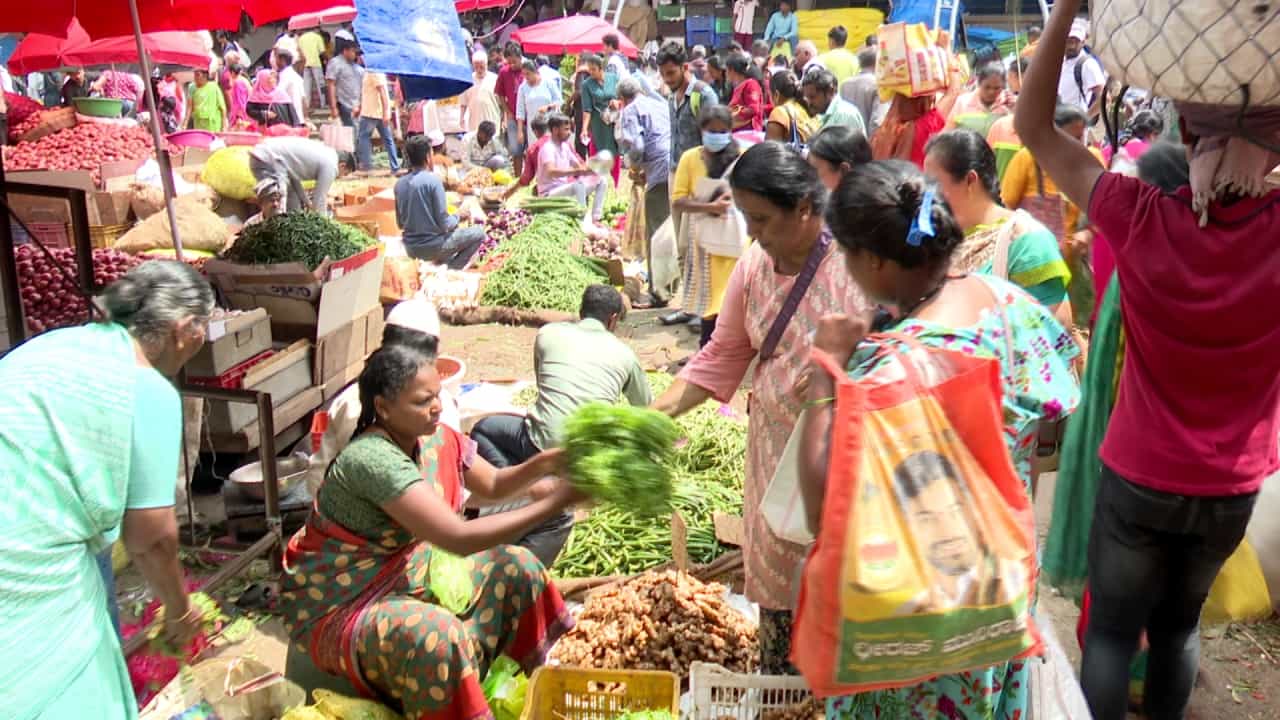 ವರಮಹಾಲಕ್ಷ್ಮೀ ಹಬ್ಬಕ್ಕೆ ಕ್ಷಣಗಣನೆ: ಬೆಂಗಳೂರಿನಲ್ಲಿ ಹೂ, ಹಣ್ಣು, ತರಕಾರಿ ಬೆಲೆ ಮತ್ತೆ ಏರಿಕೆ ವರಮಹಾಲಕ್ಷ್ಮೀ ಹಬ್ಬಕ್ಕೆ ಕ್ಷಣಗಣನೆ: ಬೆಂಗಳೂರಿನಲ್ಲಿ ಹೂ, ಹಣ್ಣು, ತರಕಾರಿ ಬೆಲೆ ಮತ್ತೆ ಏರಿಕೆ