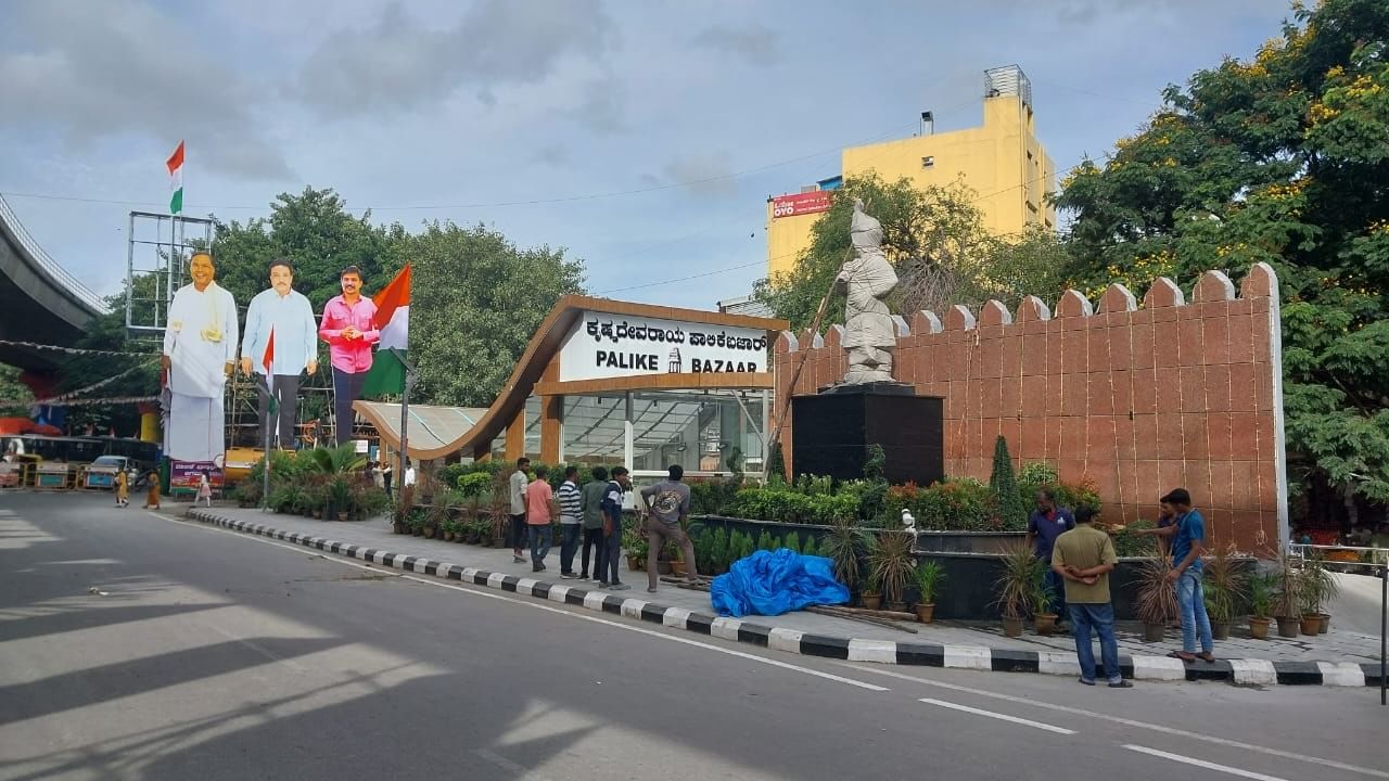 ಎಲ್ಲಿಂದ ಎಲ್ಲಿವರೆಗೆ ಸಂಚಾರ ನಿರ್ಬಂಧ?: ವಿಜಯನಗರ ಮೂಲಕ ಮೈಸೂರು ರಸ್ತೆಗೆ ಸಂಪರ್ಕ ಕಲ್ಪಿಸುವ ರಸ್ತೆಯಲ್ಲಿ ಭಾಗಶಃ ಸಂಚಾರ ನಿರ್ಬಂಧ ಹೇರಲಾಗಿದೆ. ವಿಜಯನಗರ ಬಸ್ ನಿಲ್ದಾಣ ಸಿಗ್ನಲ್ನಿಂದ ಮಾರೇನಹಳ್ಳಿ ಸಿಗ್ನಲ್ ವರೆಗೆ ಸಂಚಾರ ಸಂಪೂರ್ಣ ನಿರ್ಬಂಧಿಸಲಾಗಿದೆ.