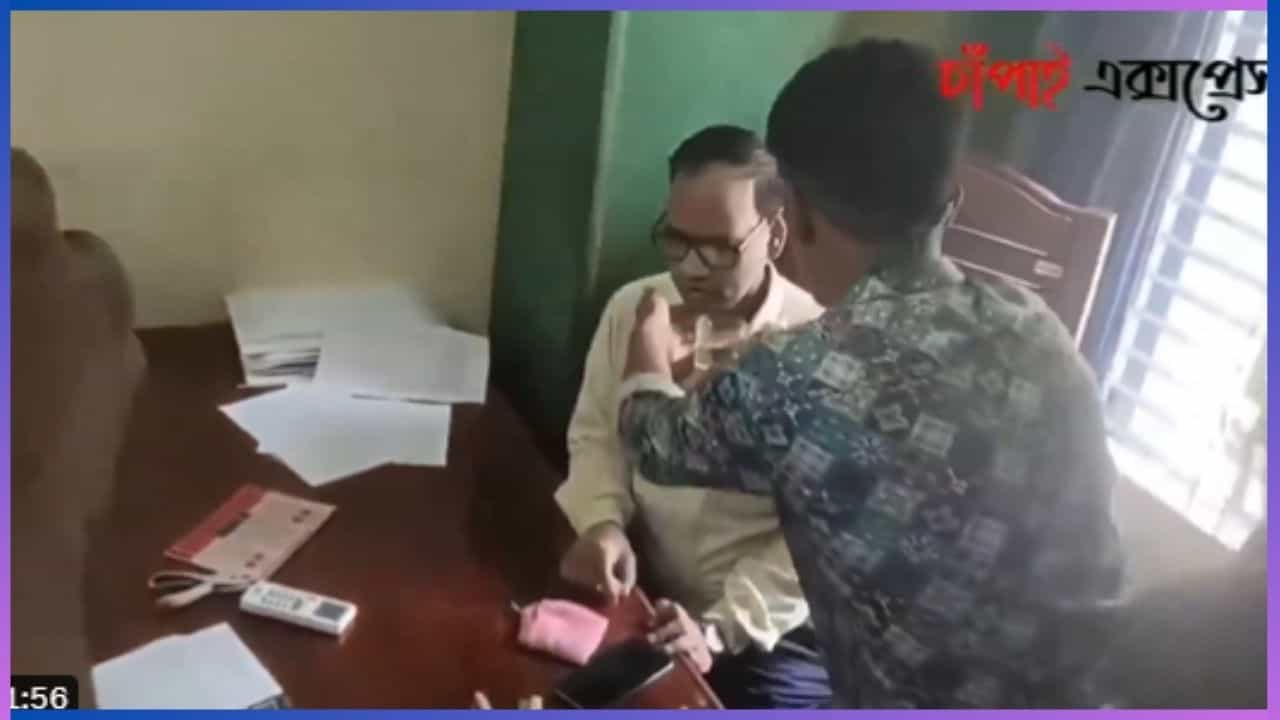 Video: ಒಬ್ಬ ಶಿಕ್ಷಕನನ್ನು ವಿದ್ಯಾರ್ಥಿಗಳು ಈ ಸ್ಥಿತಿಯಲ್ಲಿ ನಿಲ್ಲಿಸಬಾರದು, ಏನಾಗಿದೆ ಈ ಯುವಕರಿಗೆ? Video: ಒಬ್ಬ ಶಿಕ್ಷಕನನ್ನು ವಿದ್ಯಾರ್ಥಿಗಳು ಈ ಸ್ಥಿತಿಯಲ್ಲಿ ನಿಲ್ಲಿಸಬಾರದು, ಏನಾಗಿದೆ ಈ ಯುವಕರಿಗೆ?