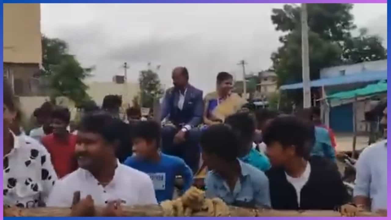 Video: ನಿವೃತ್ತಿ ಹೊಂದಿದ ನೆಚ್ಚಿನ ಶಿಕ್ಷಕನಿಗೆ ಬಂಡಿ ಮೆರವಣಿಗೆ, ಹೇಗಿತ್ತು ನೋಡಿ ವಿದ್ಯಾರ್ಥಿಗಳಿಂದ ಅದ್ಧೂರಿ ಬೀಳ್ಕೊಡುಗೆ Video: ನಿವೃತ್ತಿ ಹೊಂದಿದ ನೆಚ್ಚಿನ ಶಿಕ್ಷಕನಿಗೆ ಬಂಡಿ ಮೆರವಣಿಗೆ, ಹೇಗಿತ್ತು ನೋಡಿ ವಿದ್ಯಾರ್ಥಿಗಳಿಂದ ಅದ್ಧೂರಿ ಬೀಳ್ಕೊಡುಗೆ