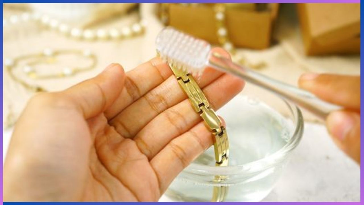 Gold Cleaning Hacks: ಮನೆಯಲ್ಲಿಯೇ ಸುಲಭವಾಗಿ ಆಭರಣ ಸ್ವಚ್ಛಗೊಳಿಸುವುದು ಹೇಗೆ? ಇಲ್ಲಿದೆ ಸಿಂಪಲ್ ಟಿಪ್ಸ್