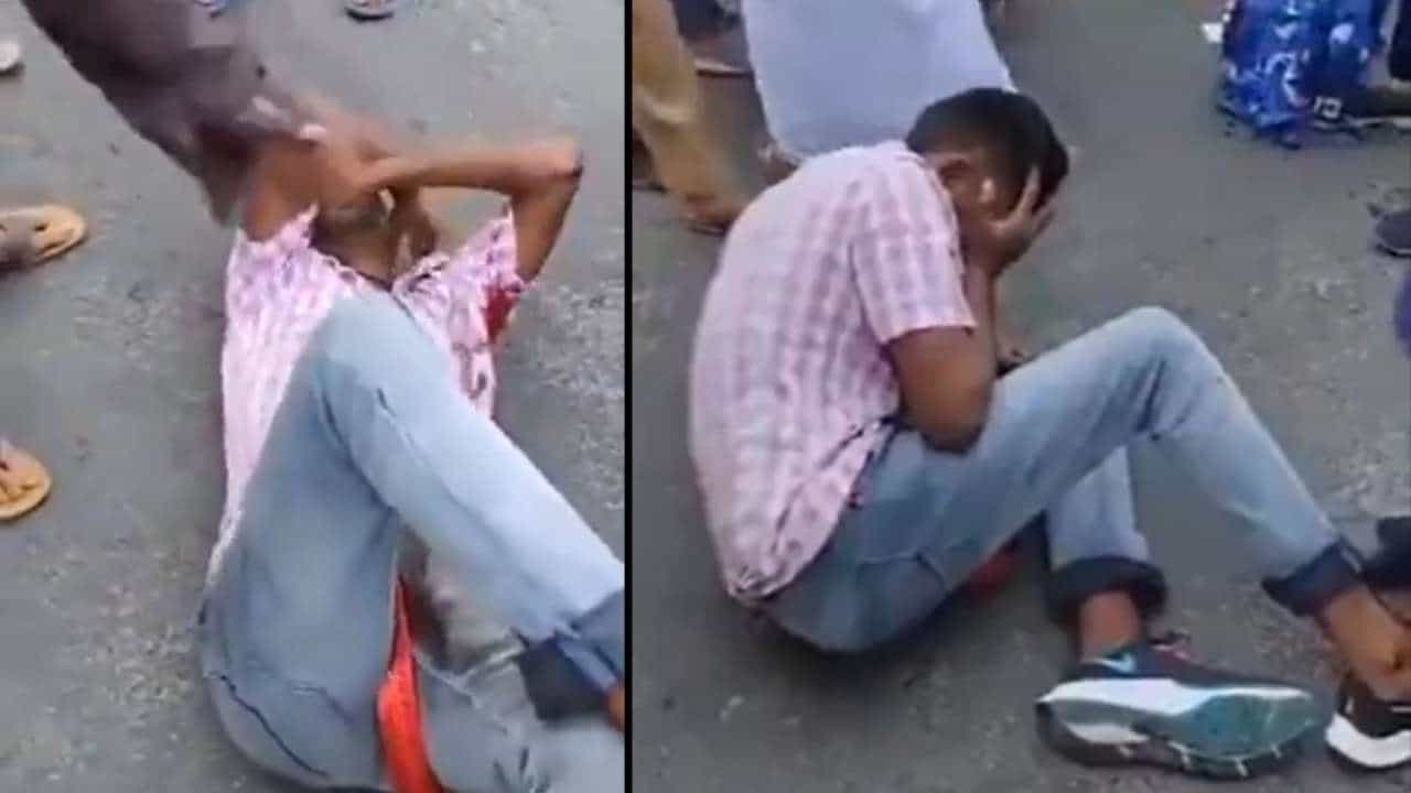 Viral Video: ಲೈಂಗಿಕ ಕಿರುಕುಳ ನೀಡುತ್ತಿದ್ದ ಯುವಕನನ್ನು ನಡು ರಸ್ತೆಯಲ್ಲಿ ಥಳಿಸಿದ ವಿದ್ಯಾರ್ಥಿನಿ Viral Video: ಲೈಂಗಿಕ ಕಿರುಕುಳ ನೀಡುತ್ತಿದ್ದ ಯುವಕನನ್ನು ನಡು ರಸ್ತೆಯಲ್ಲಿ ಥಳಿಸಿದ ವಿದ್ಯಾರ್ಥಿನಿ