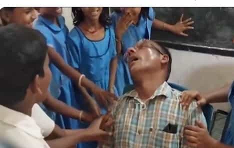 Video : ಇದು ಎಣ್ಣೆ ಎಫೆಕ್ಟ್ ಸ್ವಾಮಿ, ಕುಡಿದ ನಶೆಯಲ್ಲಿ ತರಗತಿಯಲ್ಲೇ ನಿದ್ದೆಗೆ ಜಾರಿದ ಶಿಕ್ಷಕ Video : ಇದು ಎಣ್ಣೆ ಎಫೆಕ್ಟ್ ಸ್ವಾಮಿ, ಕುಡಿದ ನಶೆಯಲ್ಲಿ ತರಗತಿಯಲ್ಲೇ ನಿದ್ದೆಗೆ ಜಾರಿದ ಶಿಕ್ಷಕ