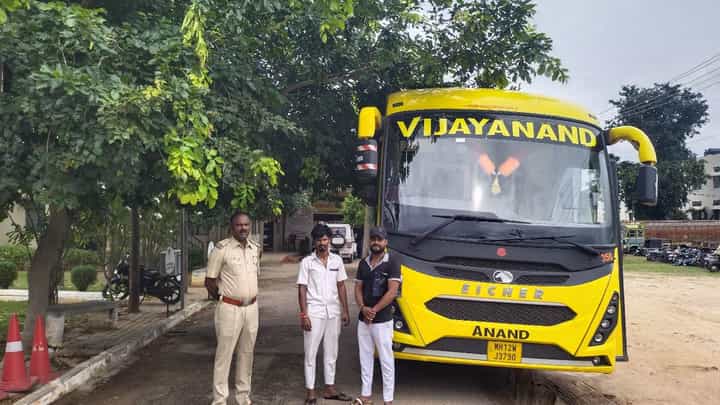 ಮೈಸೂರು-ಬೆಂಗಳೂರು ಹೆದ್ದಾರಿಯಲ್ಲಿ ಹುಚ್ಚಾಟ ಮೆರೆದ ಖಾಸಗಿ ಬಸ್ ಚಾಲಕರ ಬಂಧನ ; ವಿಡಿಯೋ ವೈರಲ್ ಮೈಸೂರು-ಬೆಂಗಳೂರು ಹೆದ್ದಾರಿಯಲ್ಲಿ ಹುಚ್ಚಾಟ ಮೆರೆದ ಖಾಸಗಿ ಬಸ್ ಚಾಲಕರ ಬಂಧನ ; ವಿಡಿಯೋ ವೈರಲ್