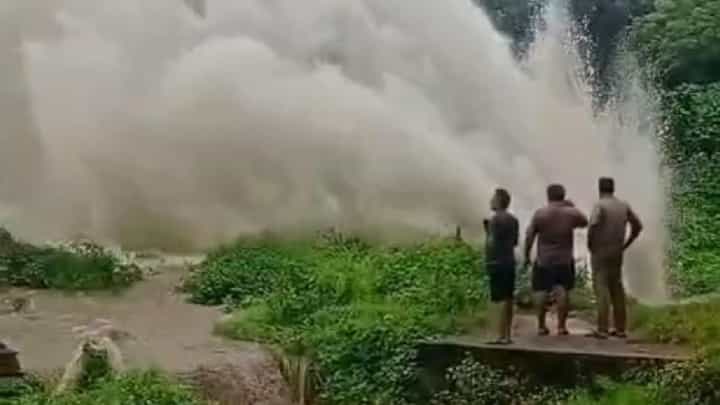 ಮುಂಬೈನಲ್ಲಿ ಬೃಹತ್ ಪೈಪ್ ಒಡೆದು ಆಗಸದೆತ್ತರಕ್ಕೆ ಹಾರಿದ ನೀರು; ಶಾಕ್ ಆದ ಜನರು ಮುಂಬೈನಲ್ಲಿ ಬೃಹತ್ ಪೈಪ್ ಒಡೆದು ಆಗಸದೆತ್ತರಕ್ಕೆ ಹಾರಿದ ನೀರು; ಶಾಕ್ ಆದ ಜನರು