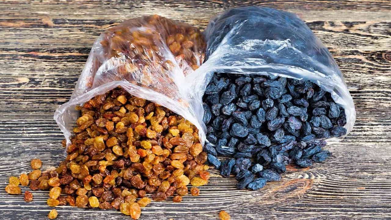 ಒಣ ಹಣ್ಣುಗಳು ಇತರೆ ಹಣ್ಣುಗಳಂತೆ (Eating Dry Fruits) ಆರೋಗ್ಯಕರವೆಂದು ನಮಗೆಲ್ಲರಿಗೂ ತಿಳಿದಿದೆ. ಒಣದ್ರಾಕ್ಷಿ ಇಂತಹ ಒಣ ಹಣ್ಣುಗಳಲ್ಲಿ ಒಂದಾಗಿದೆ ಎಂದು ನಾವು ಆಗಾಗ್ಗೆ ಕೇಳುತ್ತೇವೆ, ನೀರಿನಲ್ಲಿ ನೆನೆಸಿದ ಒಣದ್ರಾಕ್ಷಿಯನ್ನು ತಿನ್ನುವುದರಿಂದ ಅನೇಕ ರೀತಿಯ ಜೀರ್ಣಕಾರಿ ಸಮಸ್ಯೆಗಳನ್ನು ಪರಿಹರಿಸಬಹುದು. ಆದರೆ, ಸಾಕಷ್ಟು ಆರೋಗ್ಯಕಾರಿ ಗುಣಗಳನ್ನು ಹೊಂದಿರುವ ಒಣದ್ರಾಕ್ಷಿಯನ್ನು ಕೆಲವರು ಅಪ್ಪಿತಪ್ಪಿಯೂ ತಿನ್ನಬಾರದು ಎನ್ನುತ್ತಾರೆ ತಜ್ಞರು. ಒಣದ್ರಾಕ್ಷಿ ಯಾರು ತಿನ್ನಬಾರದು ಎಂಬುದನ್ನು ಇಲ್ಲಿ ತಿಳಿಯೋಣ.