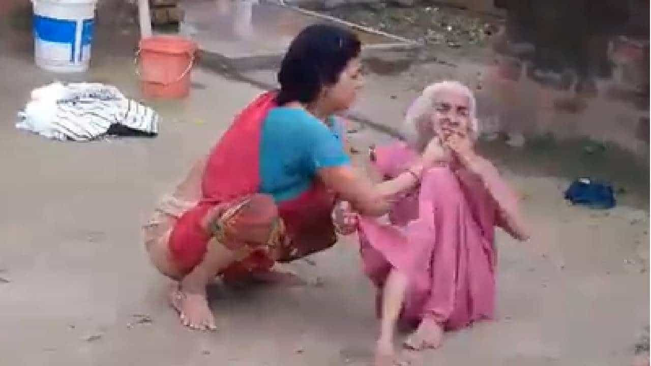 Viral Video: ಛೇ.. ಇವಳೆಂಥಾ ಸೊಸೆ; ವಯಸ್ಸಾದ ಅತ್ತೆಯ ಮೇಲೆ ಅಮಾನುಷವಾಗಿ ಹಲ್ಲೆ ನಡೆಸಿದ ಘಾಟಿ ಸೊಸೆ Viral Video: ಛೇ.. ಇವಳೆಂಥಾ ಸೊಸೆ; ವಯಸ್ಸಾದ ಅತ್ತೆಯ ಮೇಲೆ ಅಮಾನುಷವಾಗಿ ಹಲ್ಲೆ ನಡೆಸಿದ ಘಾಟಿ ಸೊಸೆ