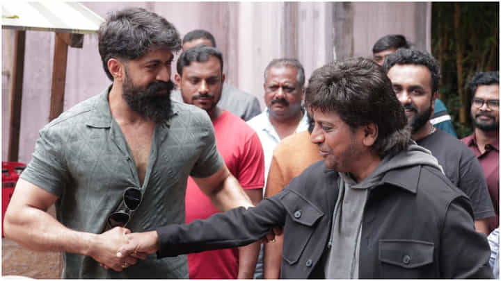 ಶೂಟಿಂಗ್ ಸೆಟ್ನಲ್ಲಿ ಶಿವಣ್ಣ-ಯಶ್ ಭೇಟಿ; ಇಬ್ಬರ ಗೆಟಪ್ ನೋಡಿ ಫ್ಯಾನ್ಸ್ ಫಿದಾ ಶೂಟಿಂಗ್ ಸೆಟ್ನಲ್ಲಿ ಶಿವಣ್ಣ-ಯಶ್ ಭೇಟಿ; ಇಬ್ಬರ ಗೆಟಪ್ ನೋಡಿ ಫ್ಯಾನ್ಸ್ ಫಿದಾ