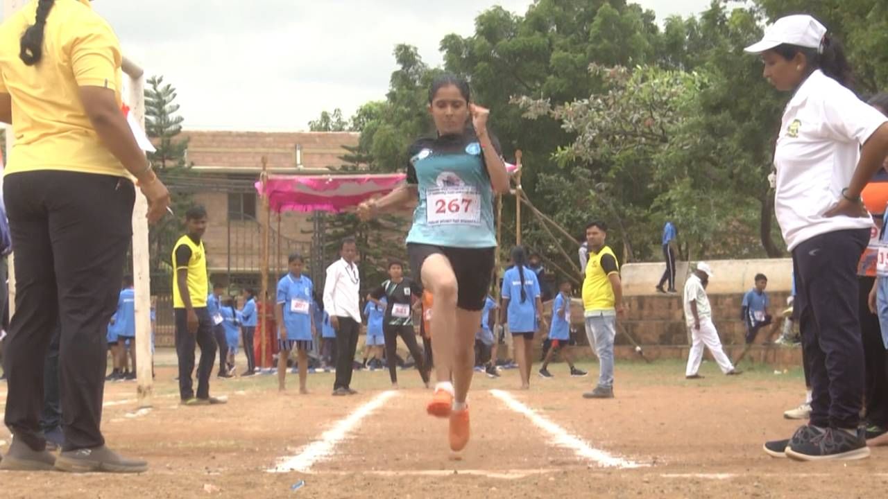 O evento esportivo foi inaugurado por Veeranna Charantimath, presidente em exercício do Basaveshwar Vidyawardaka Sangh e ex-Bagalkote MLA. Depois de acender a tocha esportiva, hastear a bandeira, apertou a mão de todos os atletas e desejou-lhes boa sorte. Mais de 500 atletas de 25 distritos do estado de Karnataka estão participando. Aqui, serão selecionados os primeiros e segundos colocados em nível estadual.